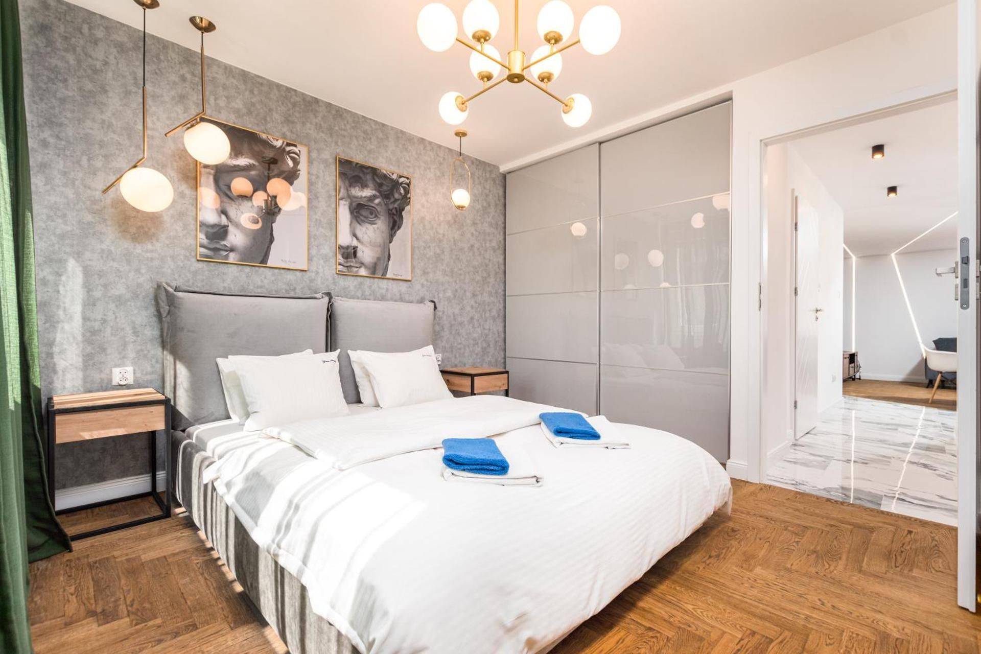 DELUXE APARTMENT