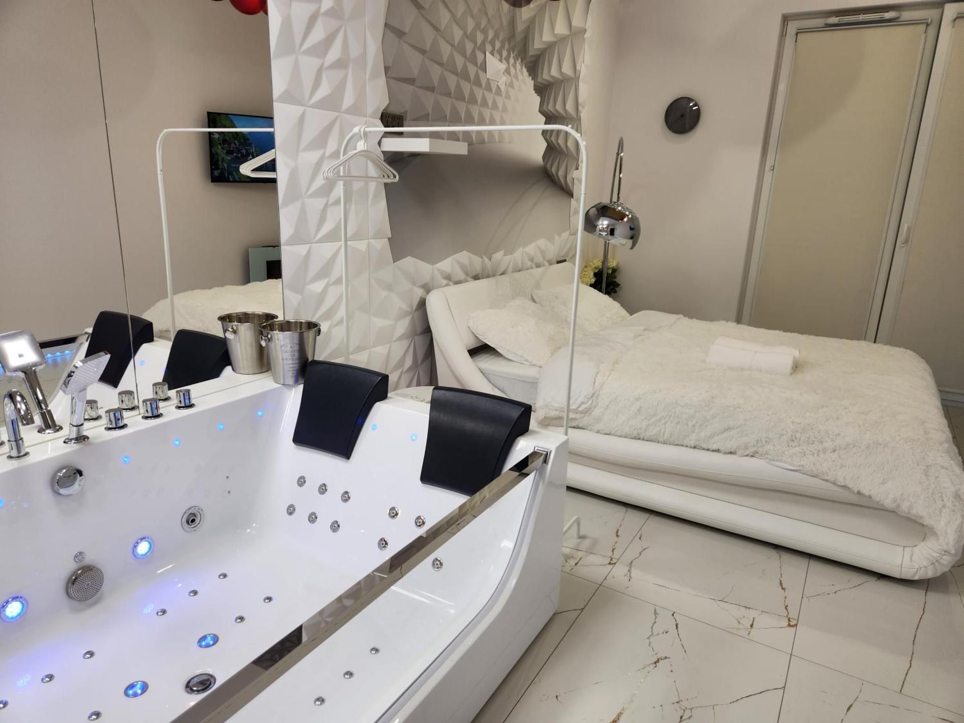 Studio with Spa Bath