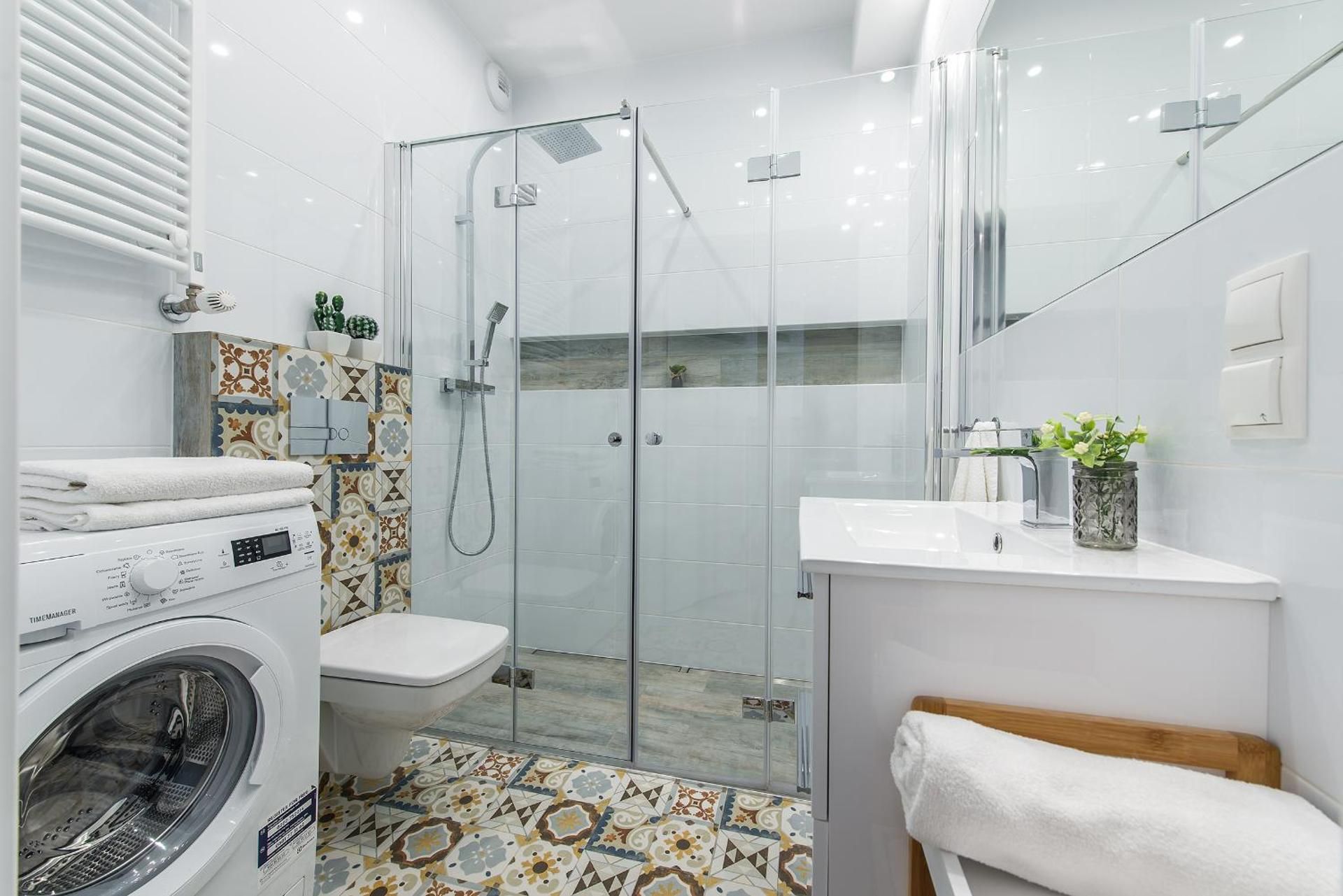 Close to Chopin airport, Moduo Cybernetyki, free parking by Cosmo Spirit Apartment with Shower