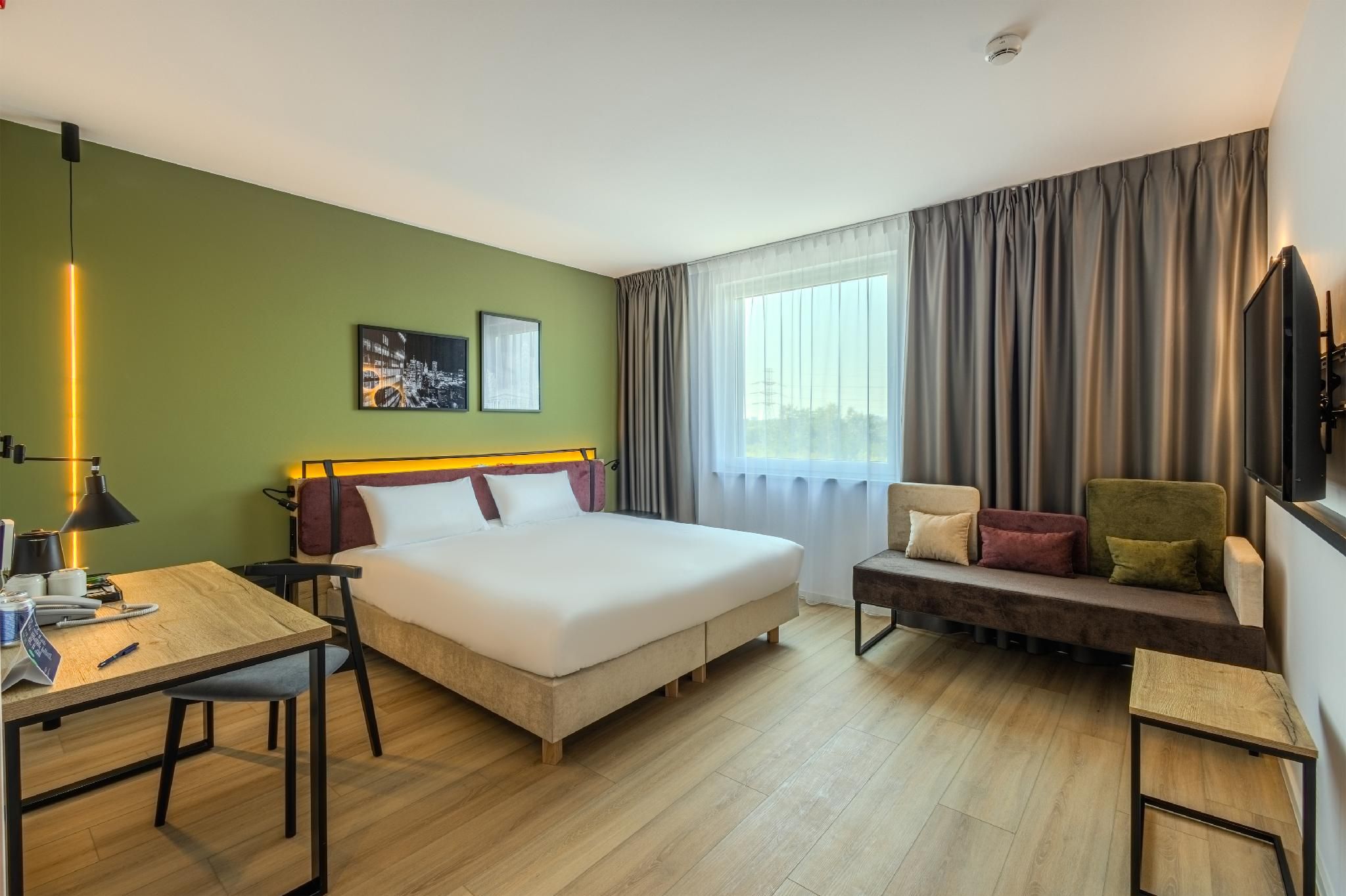 Standard Room - 1 Queen Bed