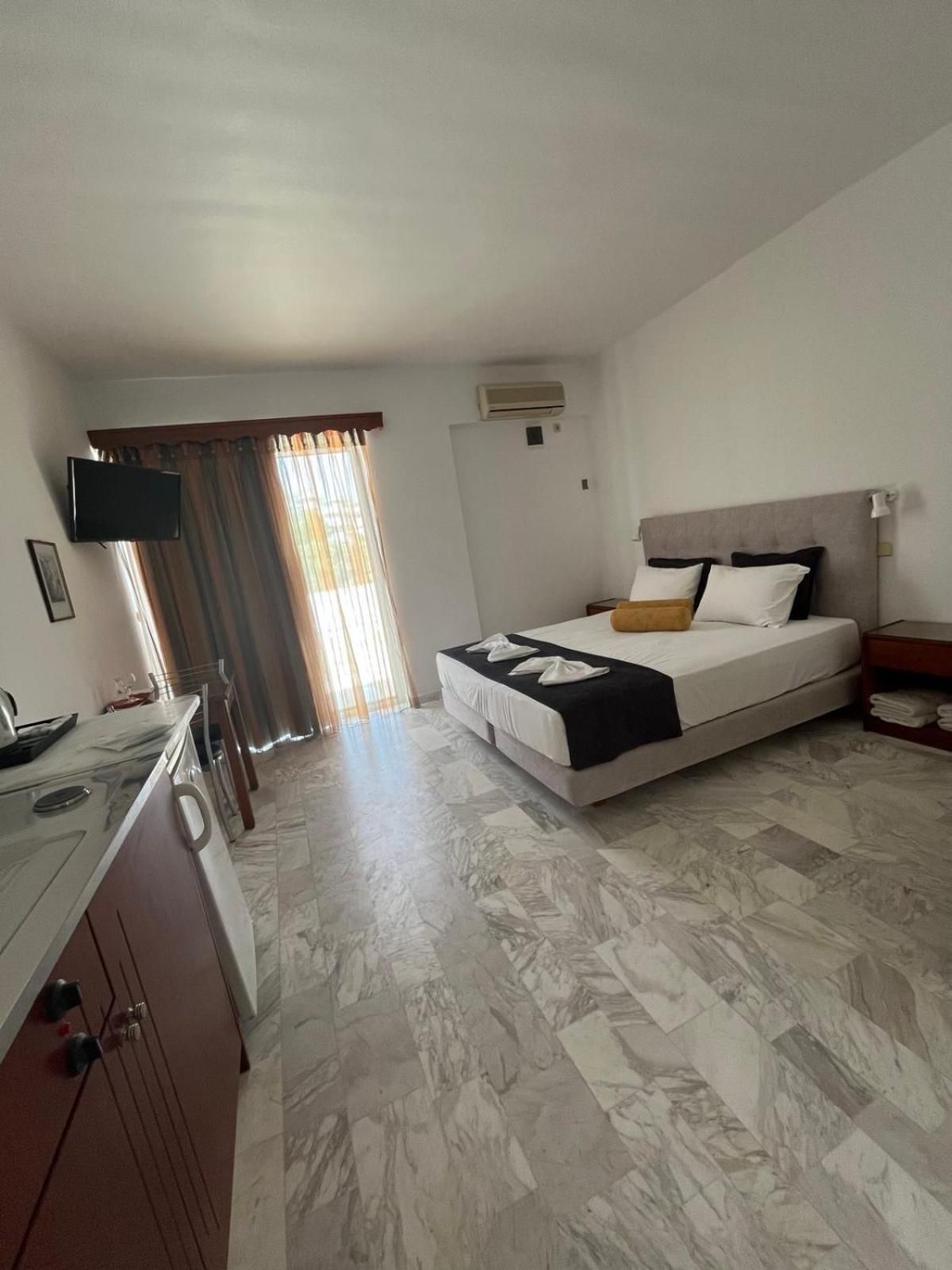 Studio (2 Adults)