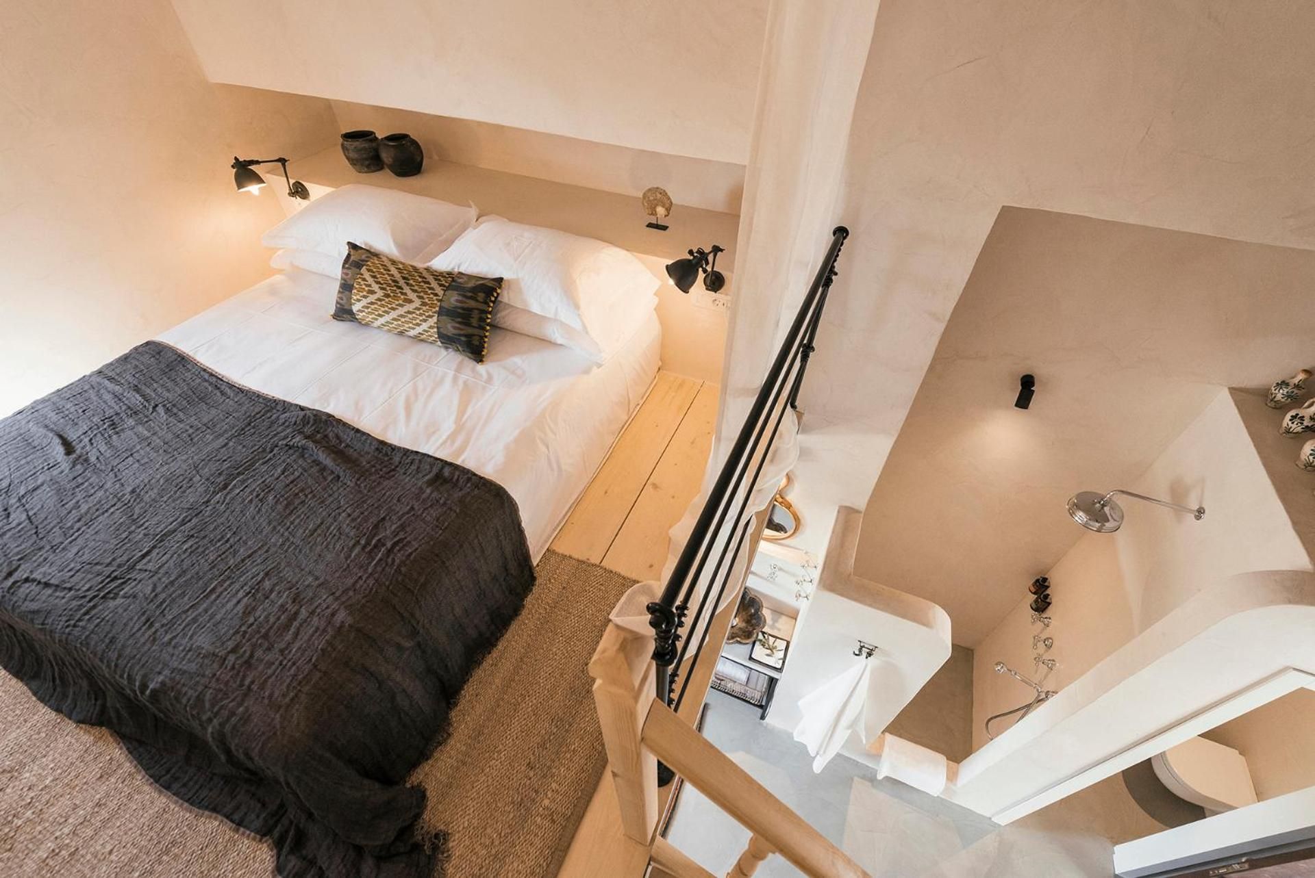 Deluxe King Suite Split-level