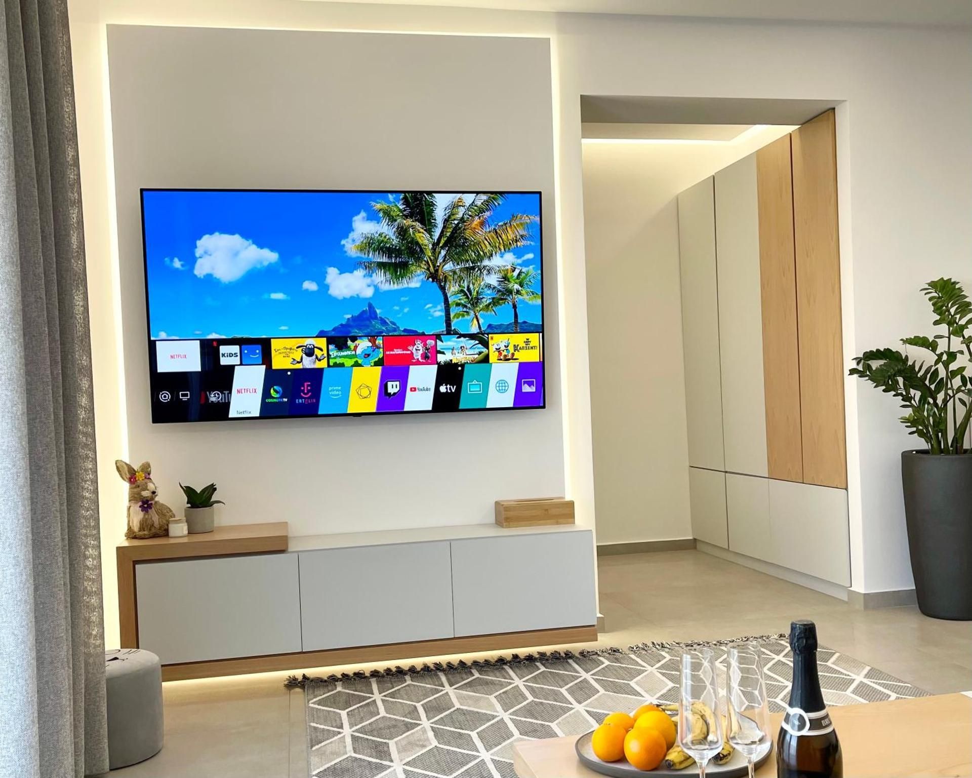 DELUXE APARTMENT