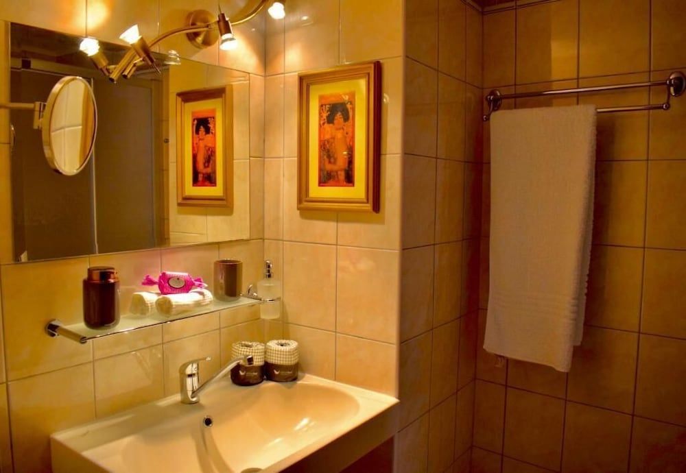 Carmen Art Hotel Deluxe Double Room 8