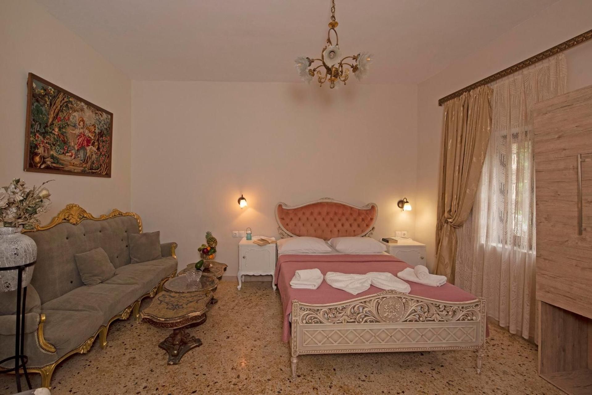 DELUXE APARTMENT