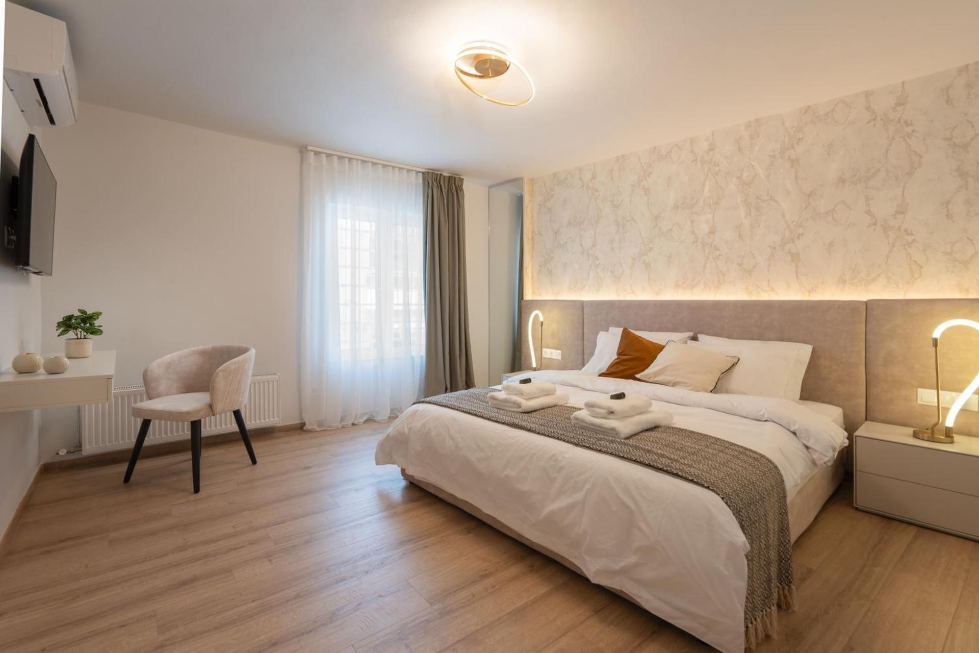 DELUXE APARTMENT