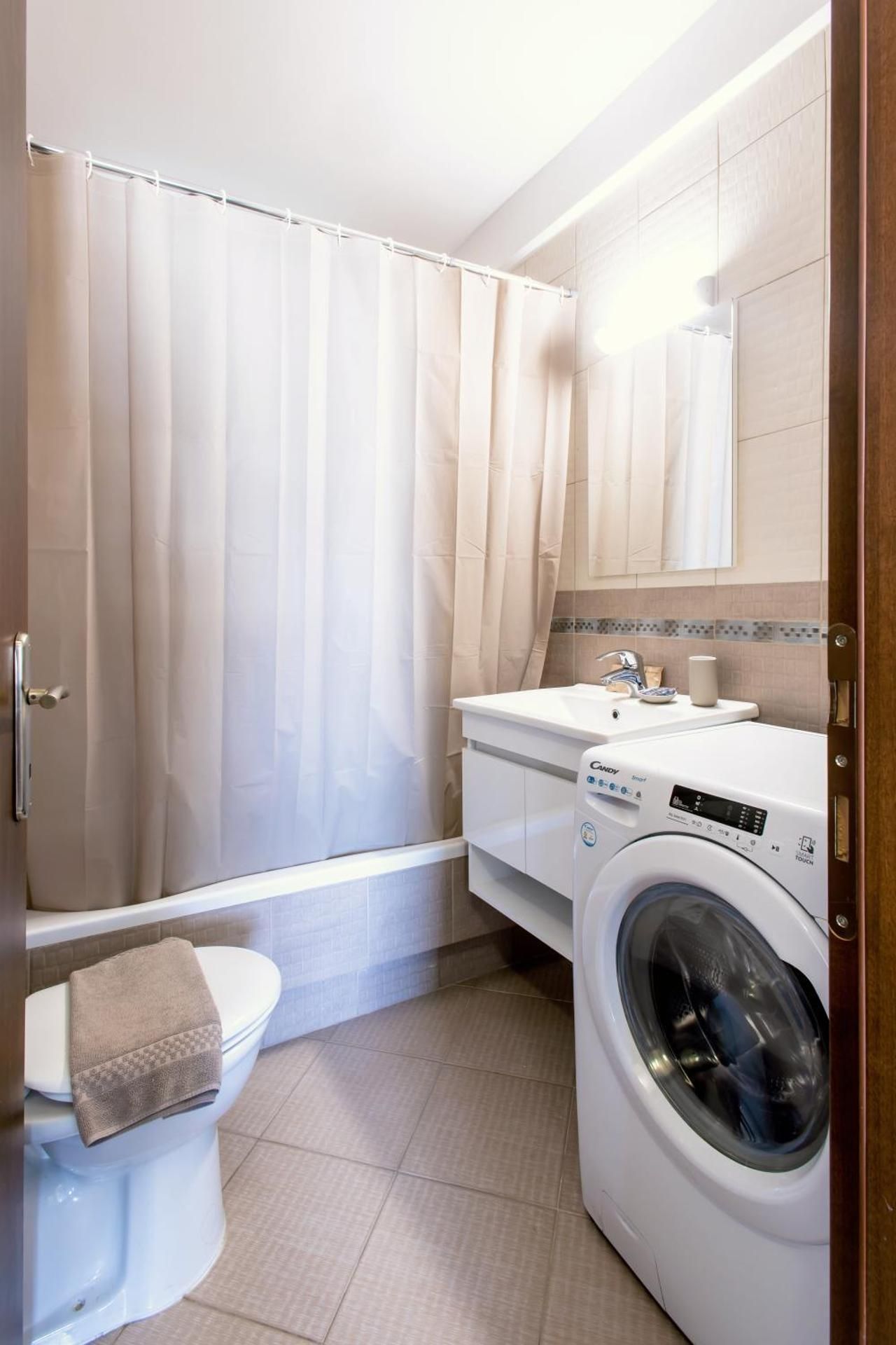 Deluxe One-Bedroom Apartment