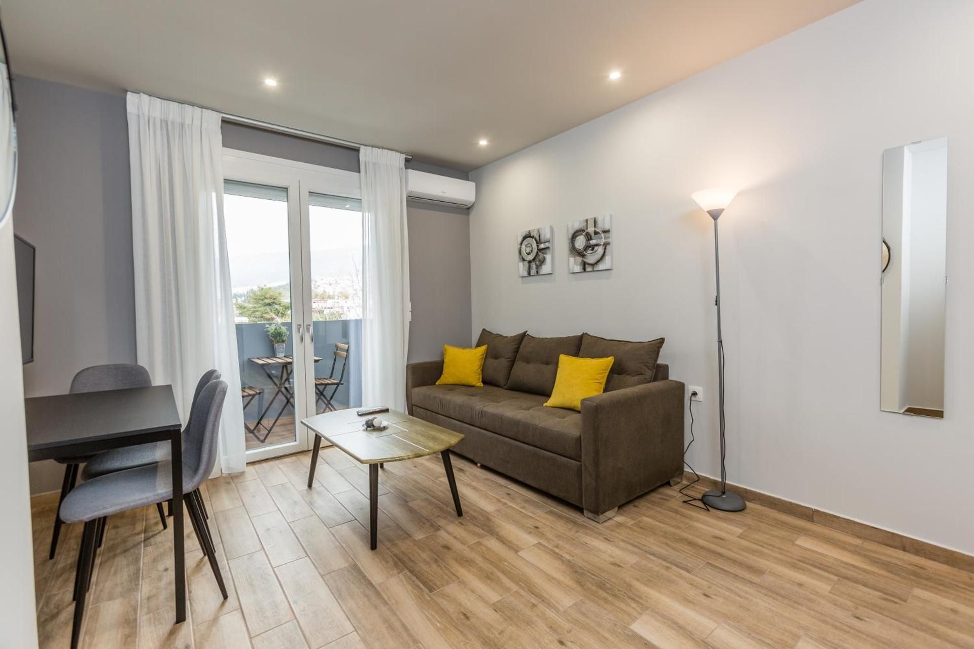 Apartment with Mountain View