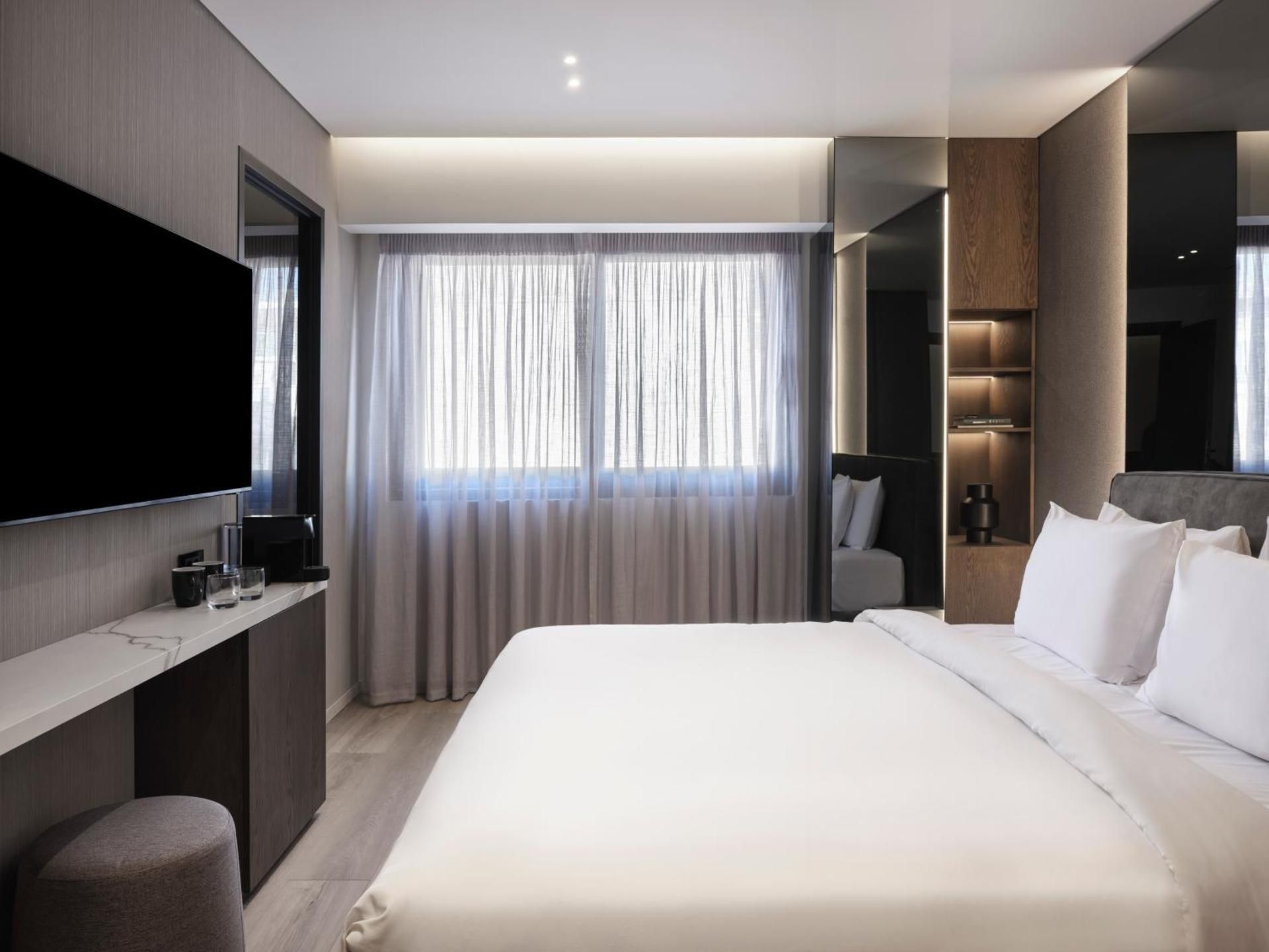 Nur Edge Aparthotel - Acropolis Skyline Comfort King Room with Inner View