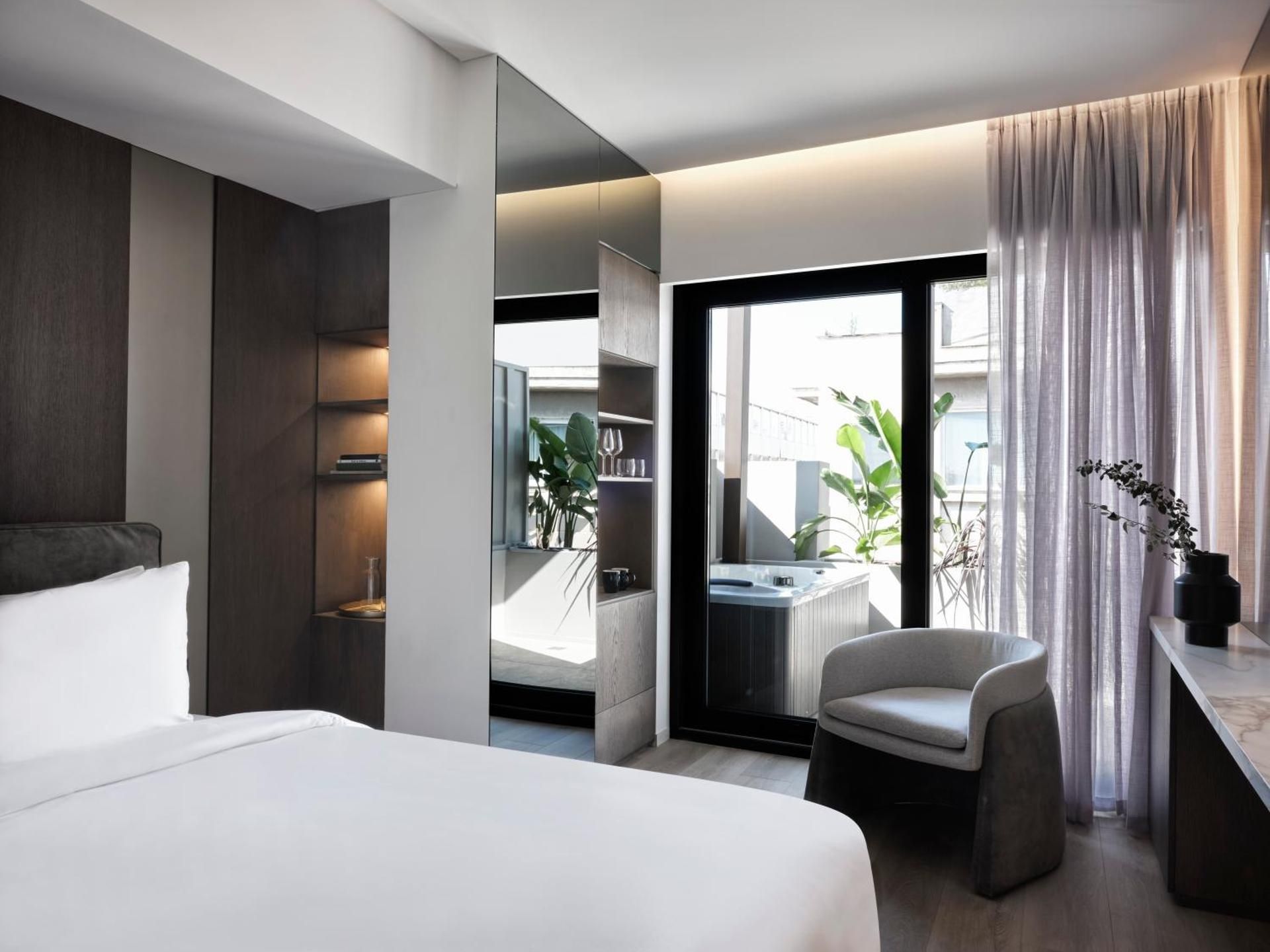 Nur Edge Aparthotel - Acropolis Skyline Deluxe King Room with Balcony