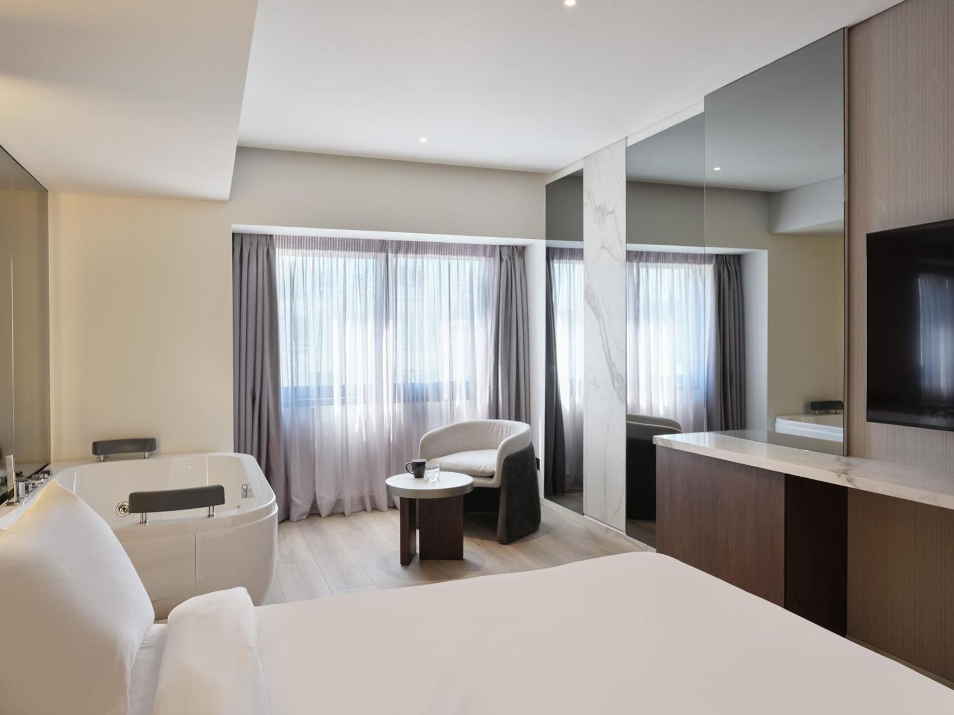 Nur Edge Aparthotel - Acropolis Skyline Acropolis Executive King Room with Hot Tub 2