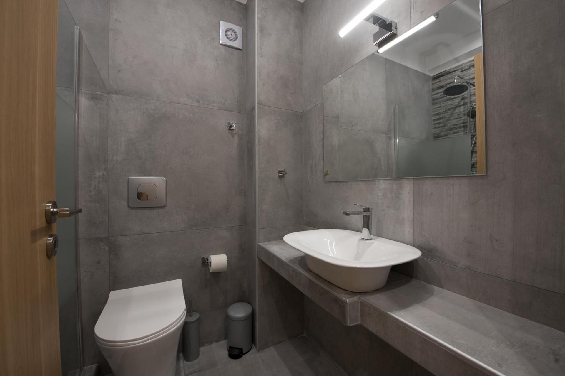 Apartment with Shower