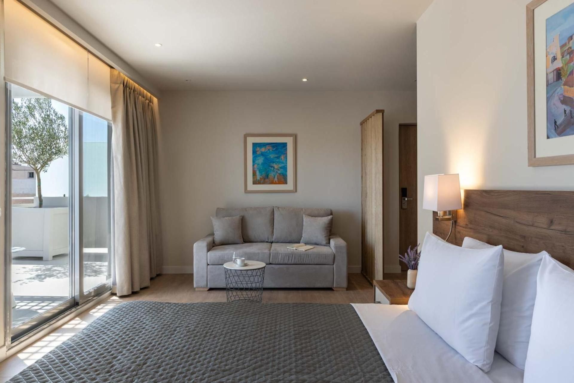 Suite with Terrace City and Port View