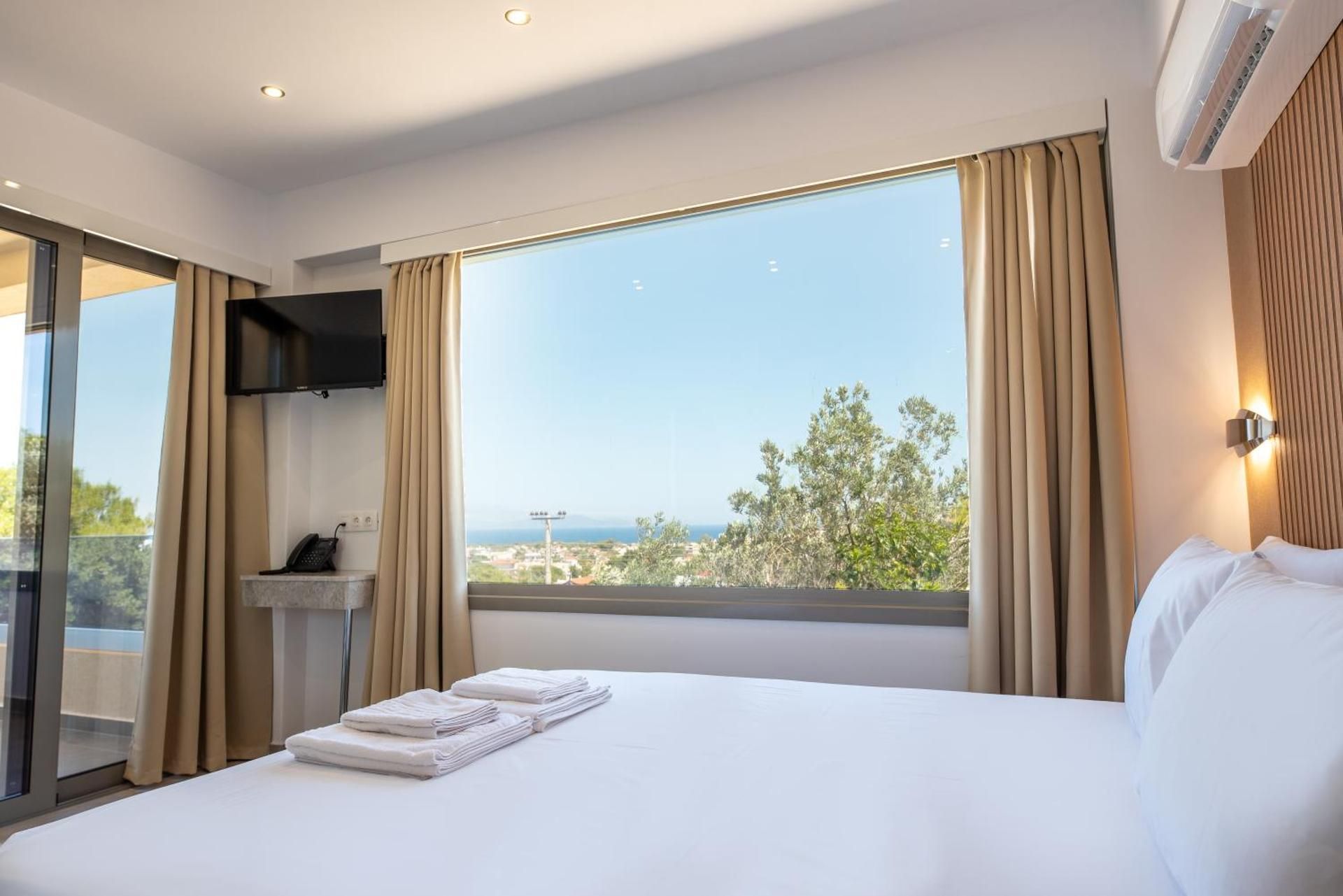 Deluxe Double Room with Balcony and Sea View