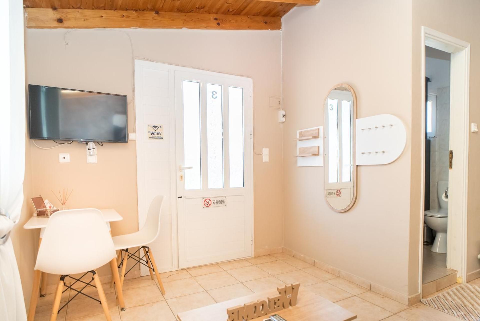 The DreamHouse Athens Airport Deluxe Double Room with Balcony 2