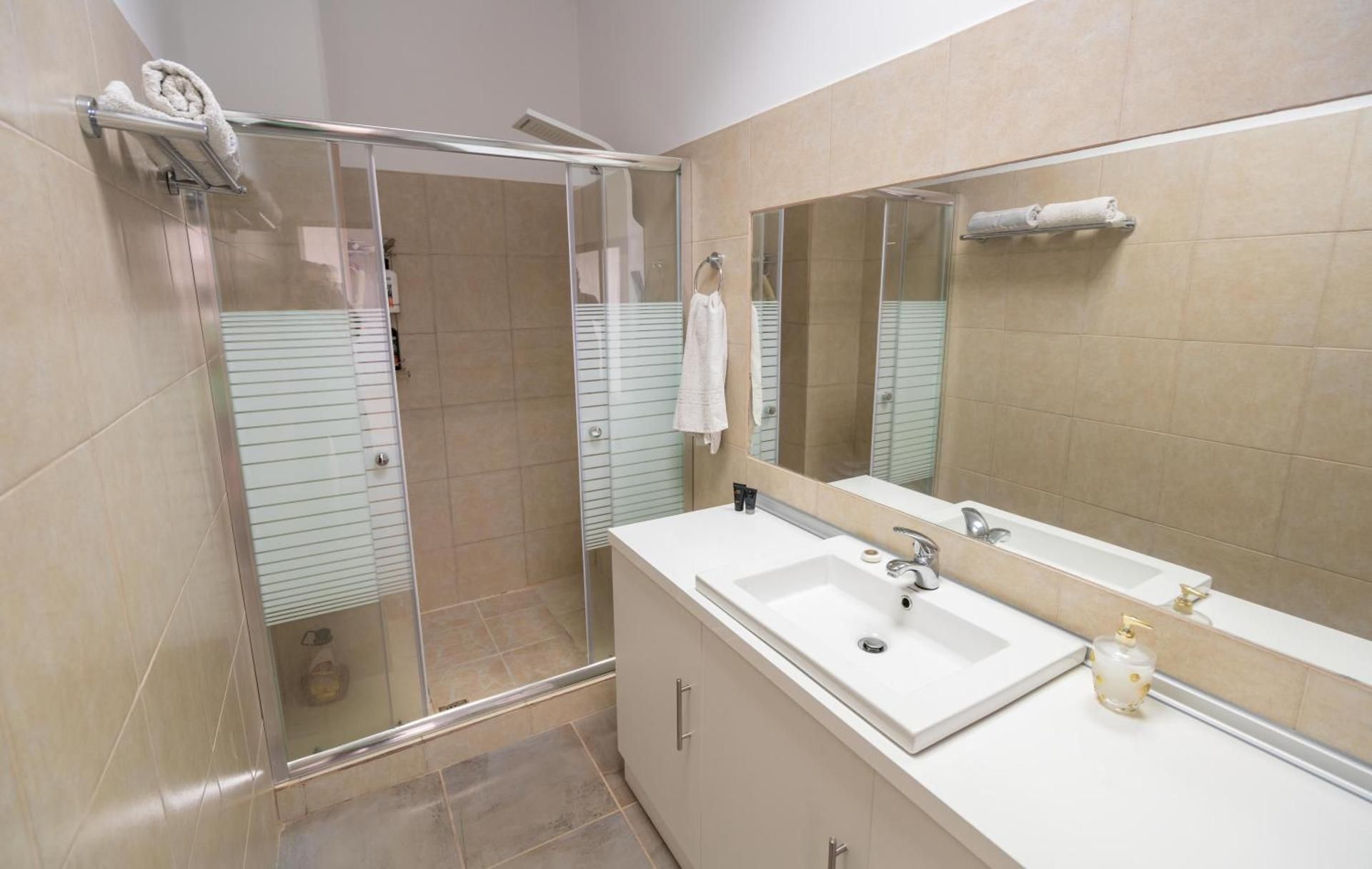 Cinema Zeus Studios - by Avelink One-Bedroom Apartment