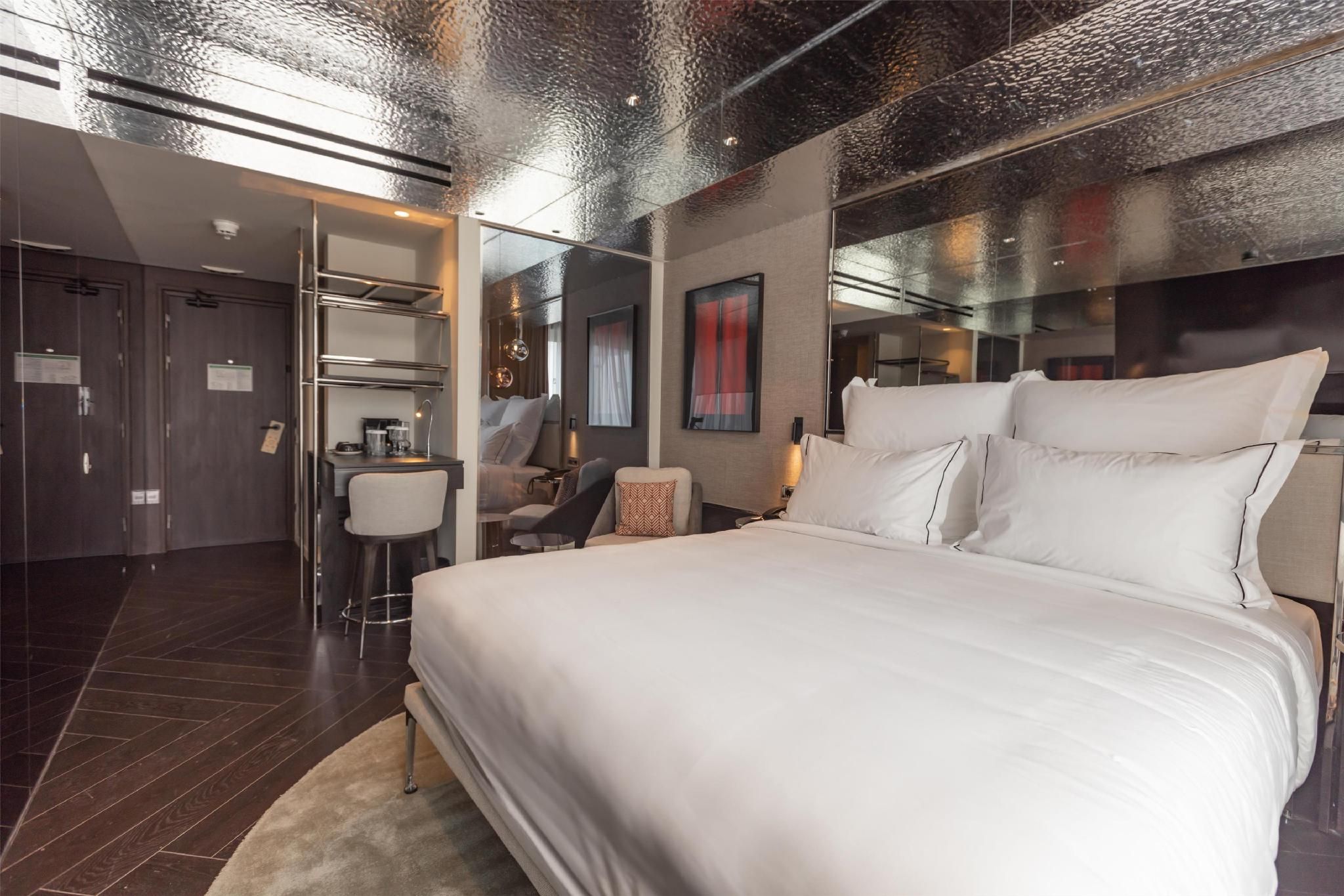 Queen Guest Room with Balcony 