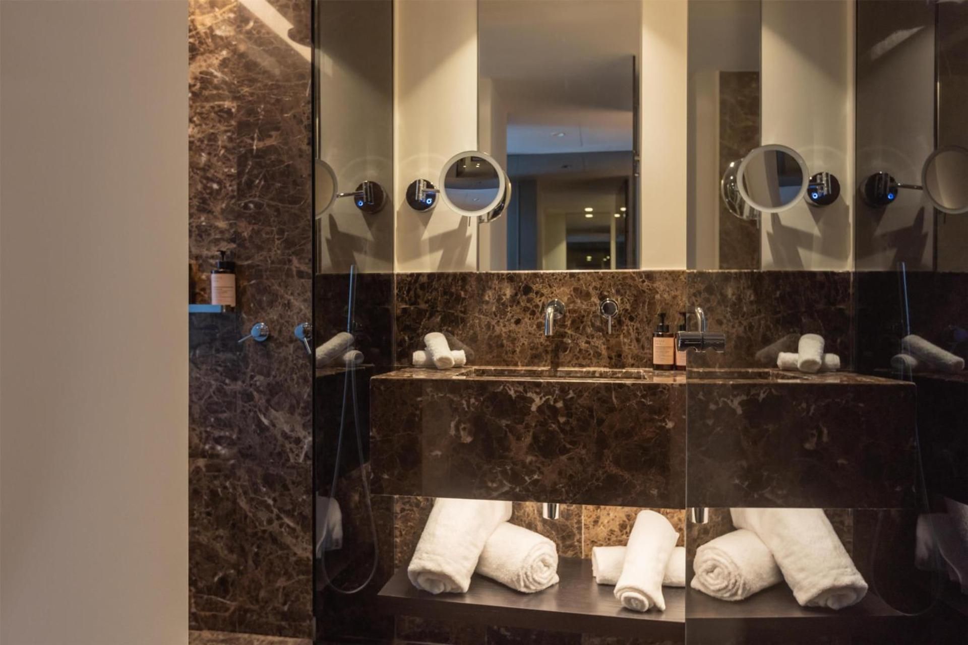 Queen Guest Room with Balcony 