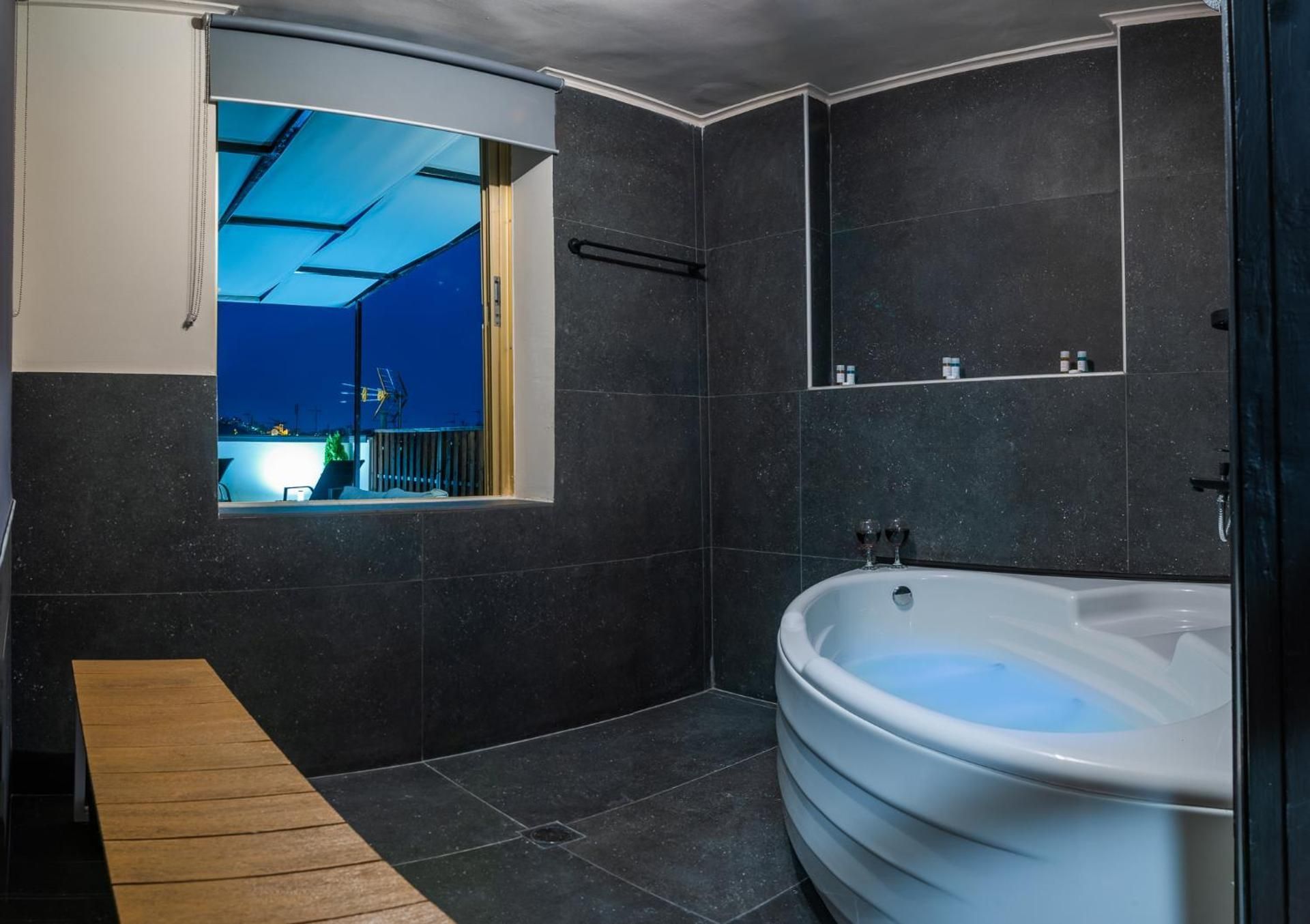 NOHO Boutique , premium living Lazeon 7 Maisonette with Spa Bath 3