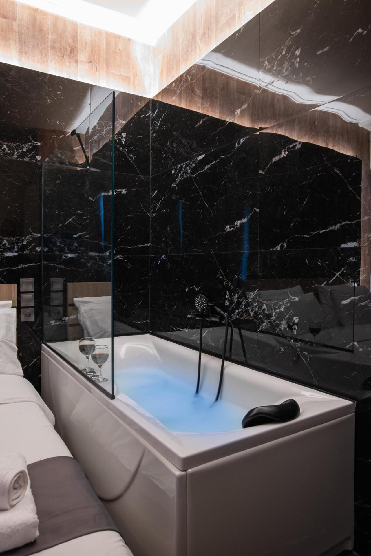 NOHO Boutique , premium living Lazeon 7 Luxury Suite with Spa Bath 2