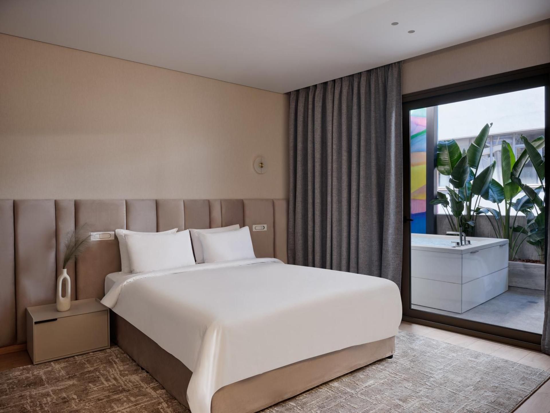 Suite with Hot Tub