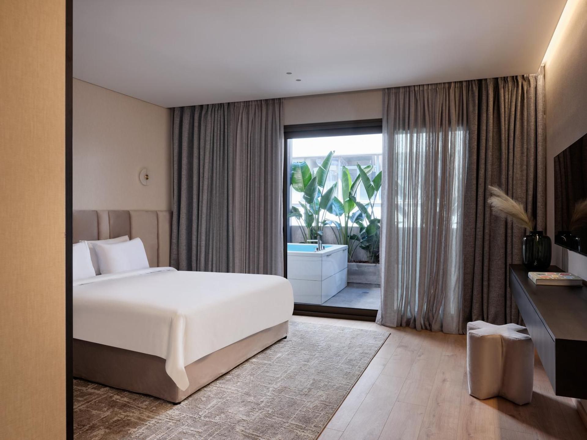 Suite with Hot Tub