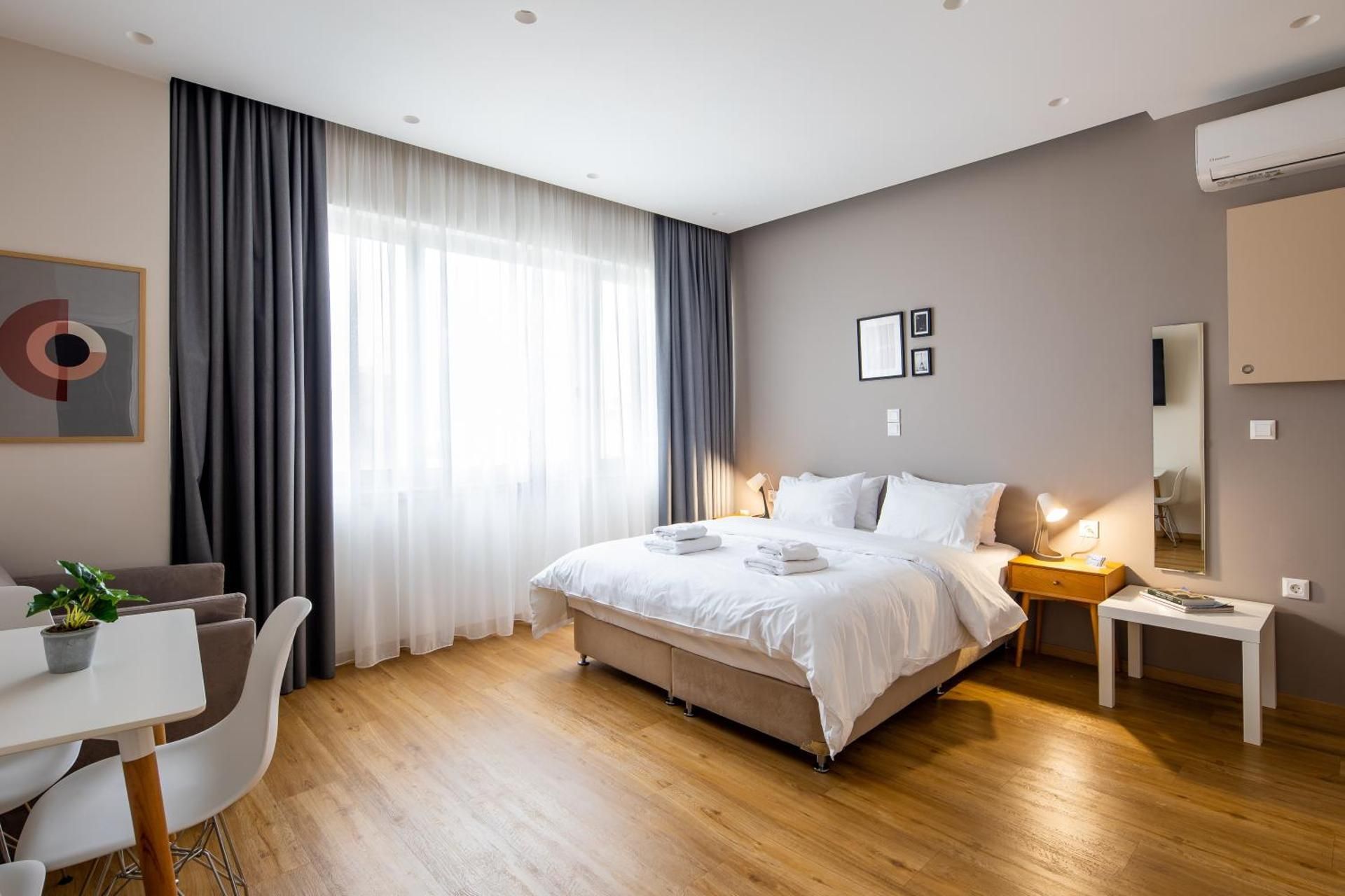 Suite with common use balcony