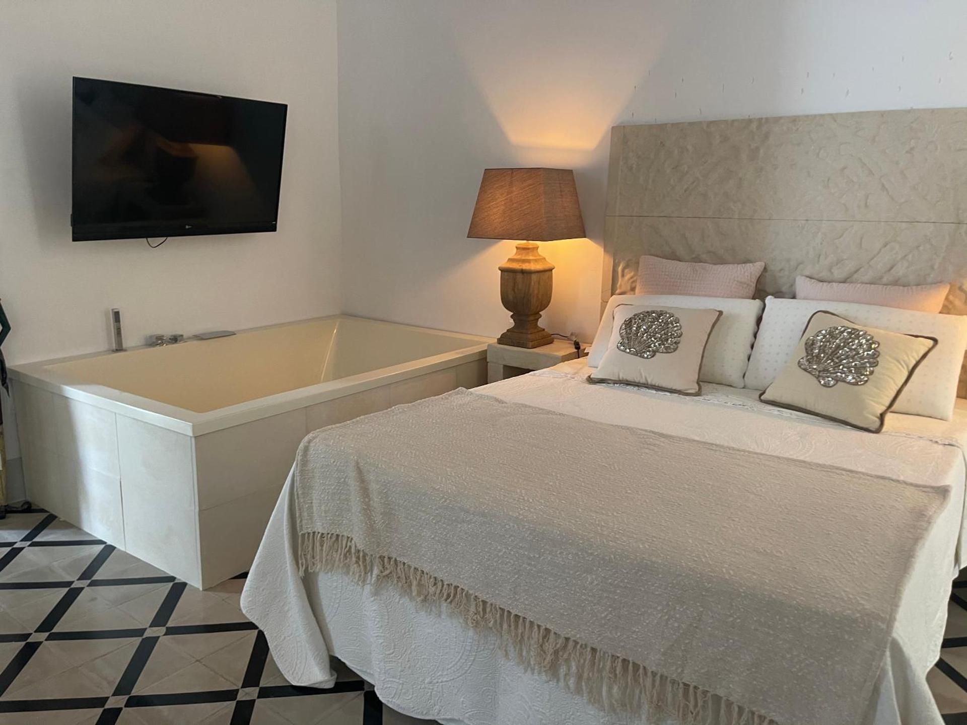 Deluxe King Suite