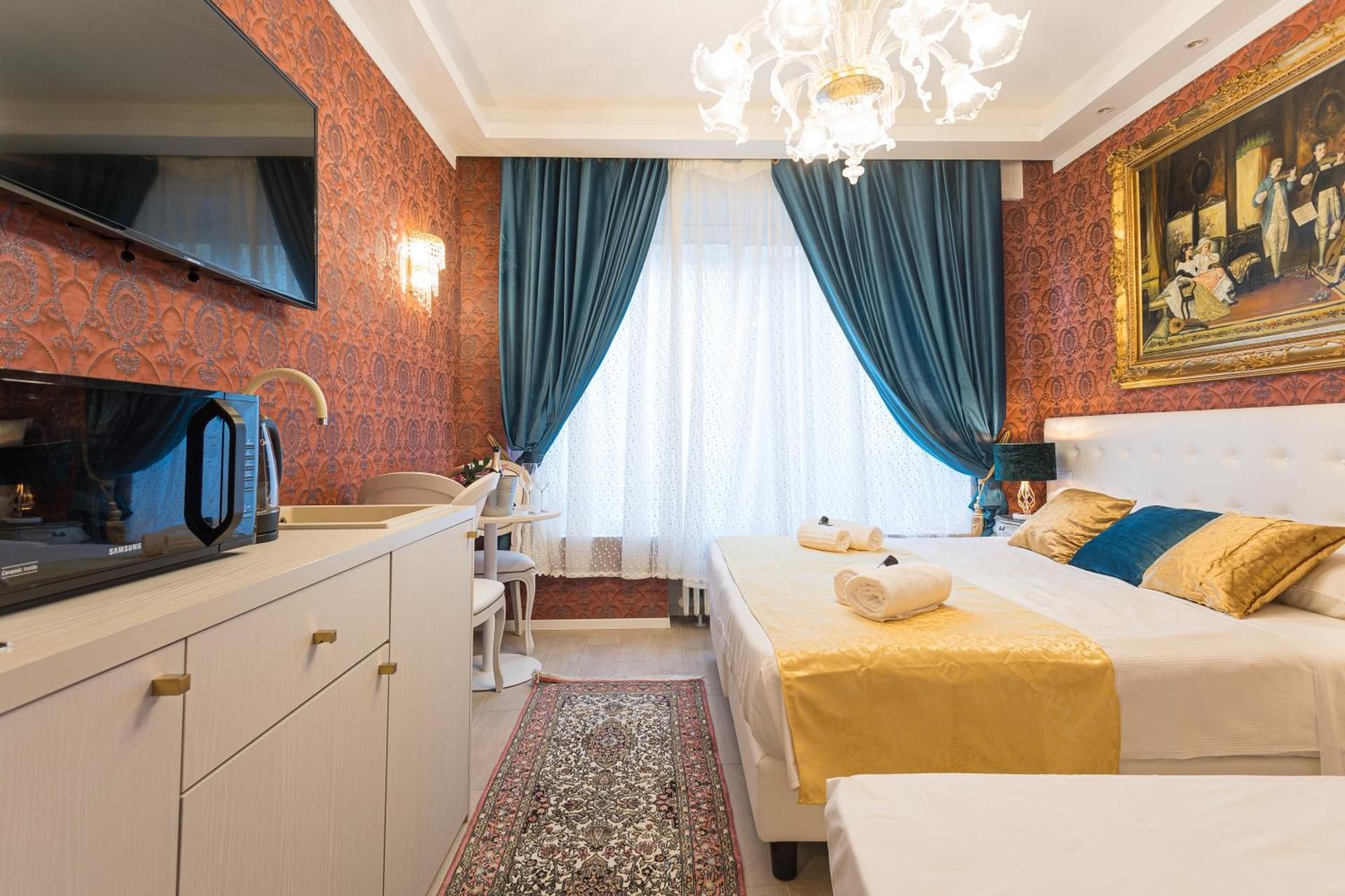 Queen Suite with Spa Bath