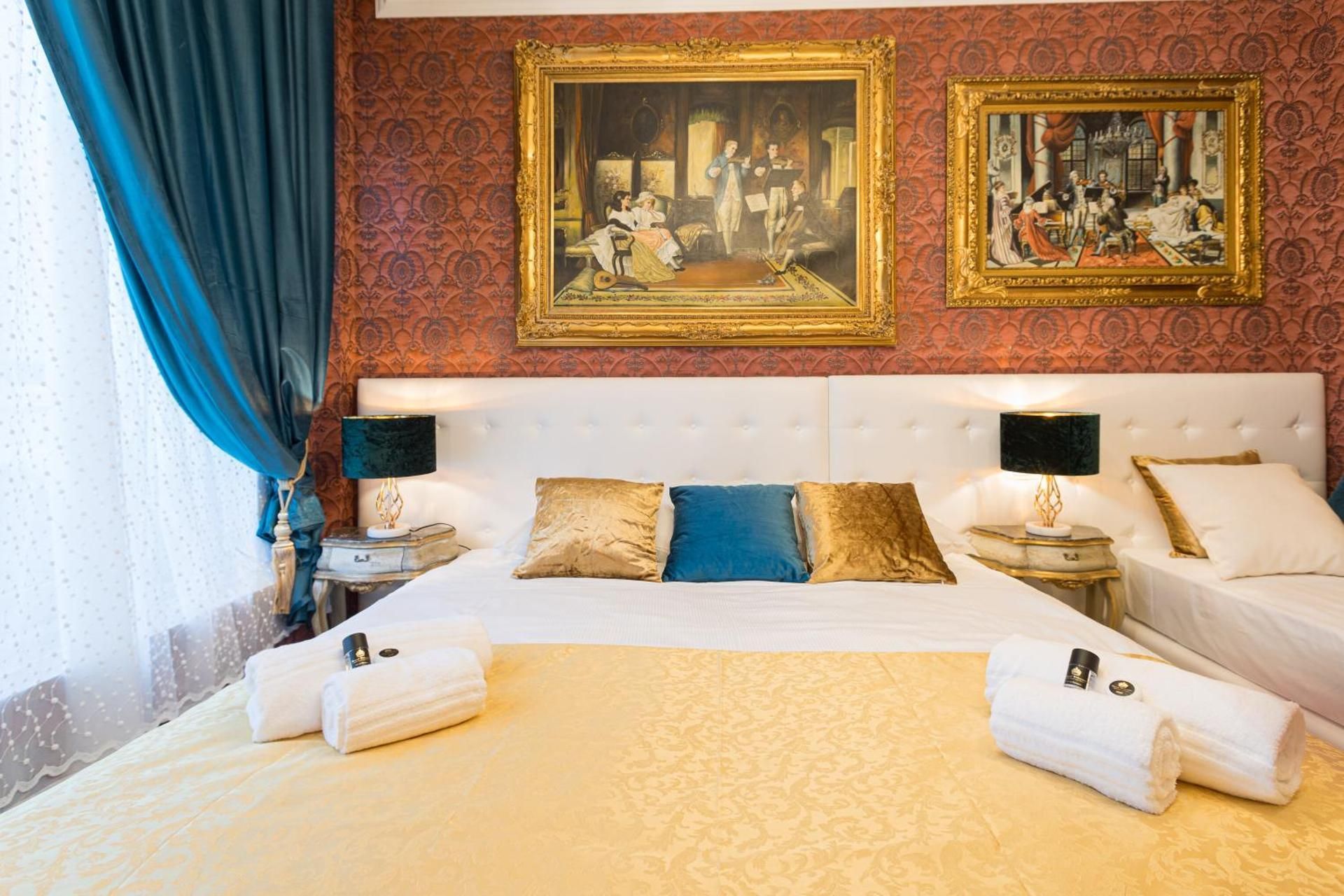 Queen Suite with Spa Bath