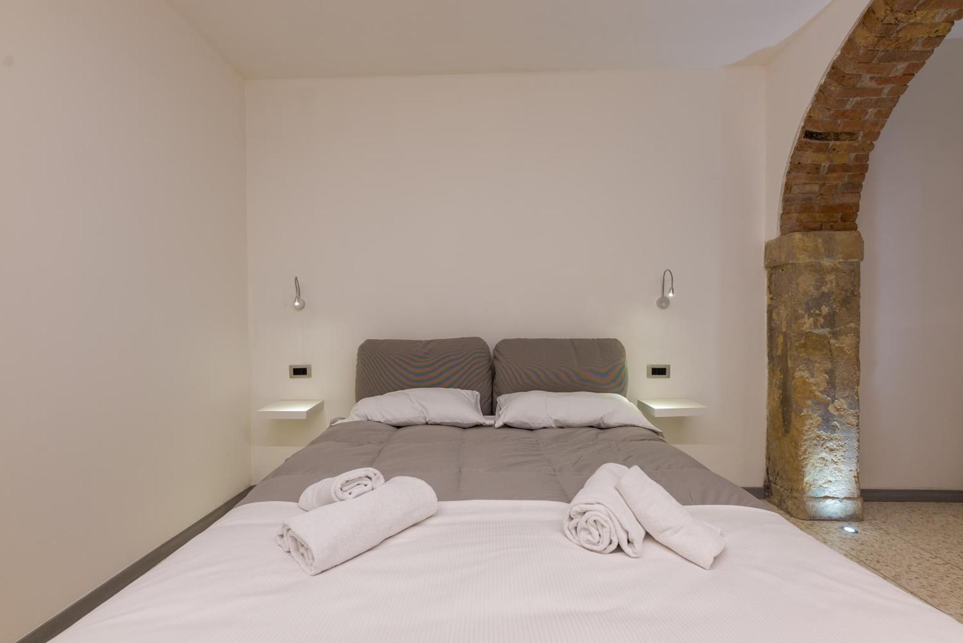 Deluxe One-Bedroom Apartment