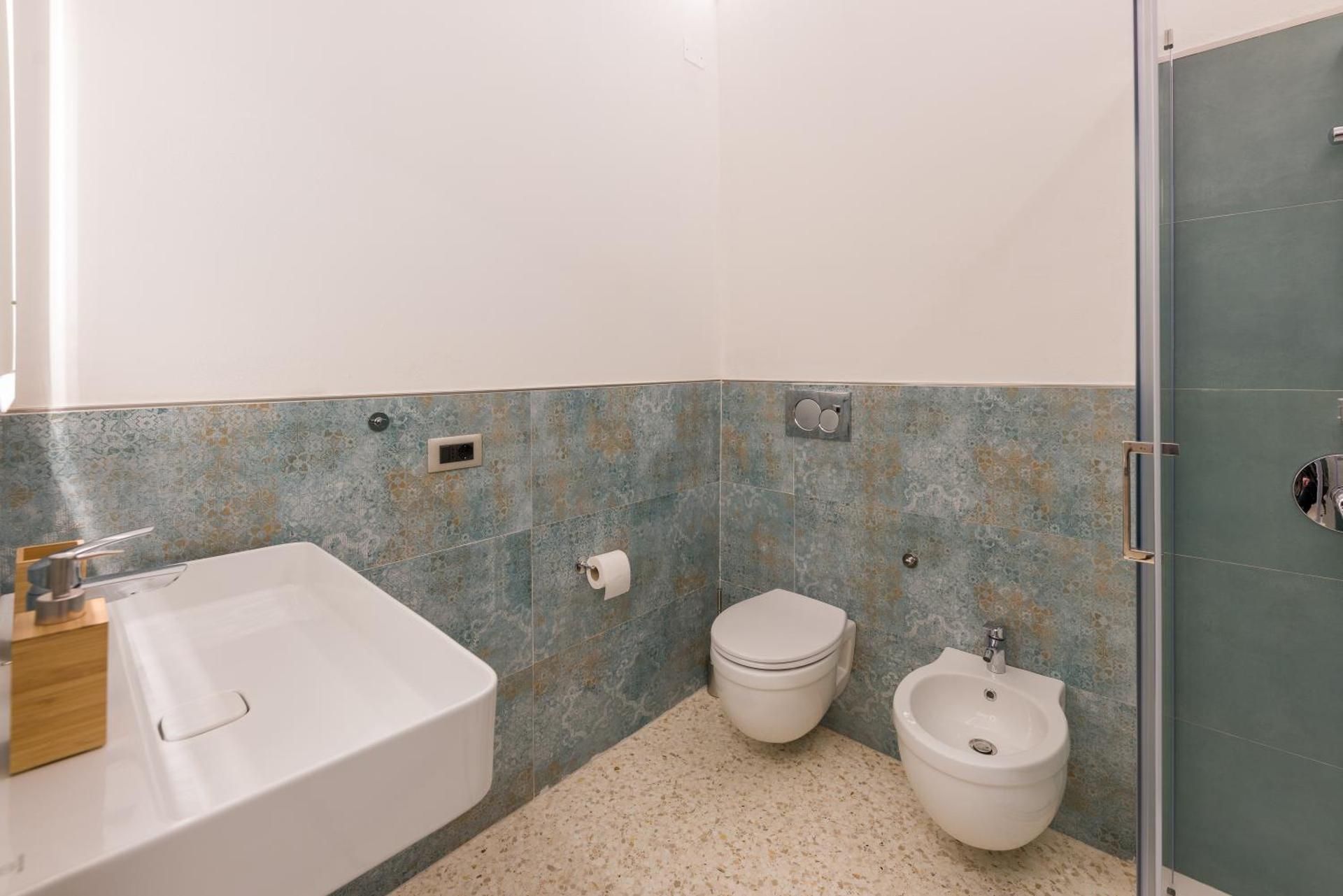 Deluxe One-Bedroom Apartment