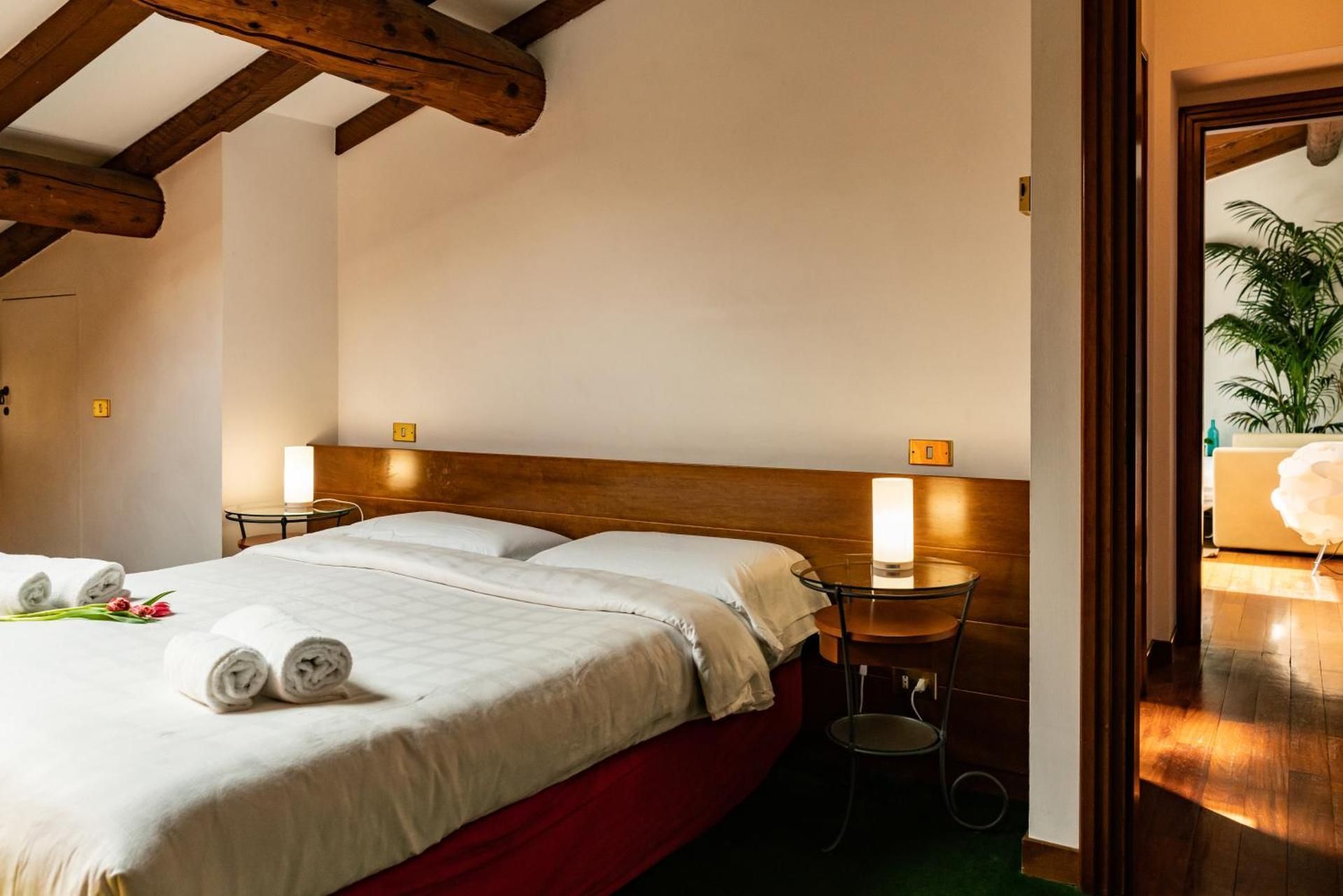 DELUXE APARTMENT