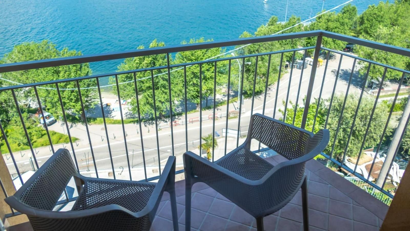 Standard Family Room with Lake View