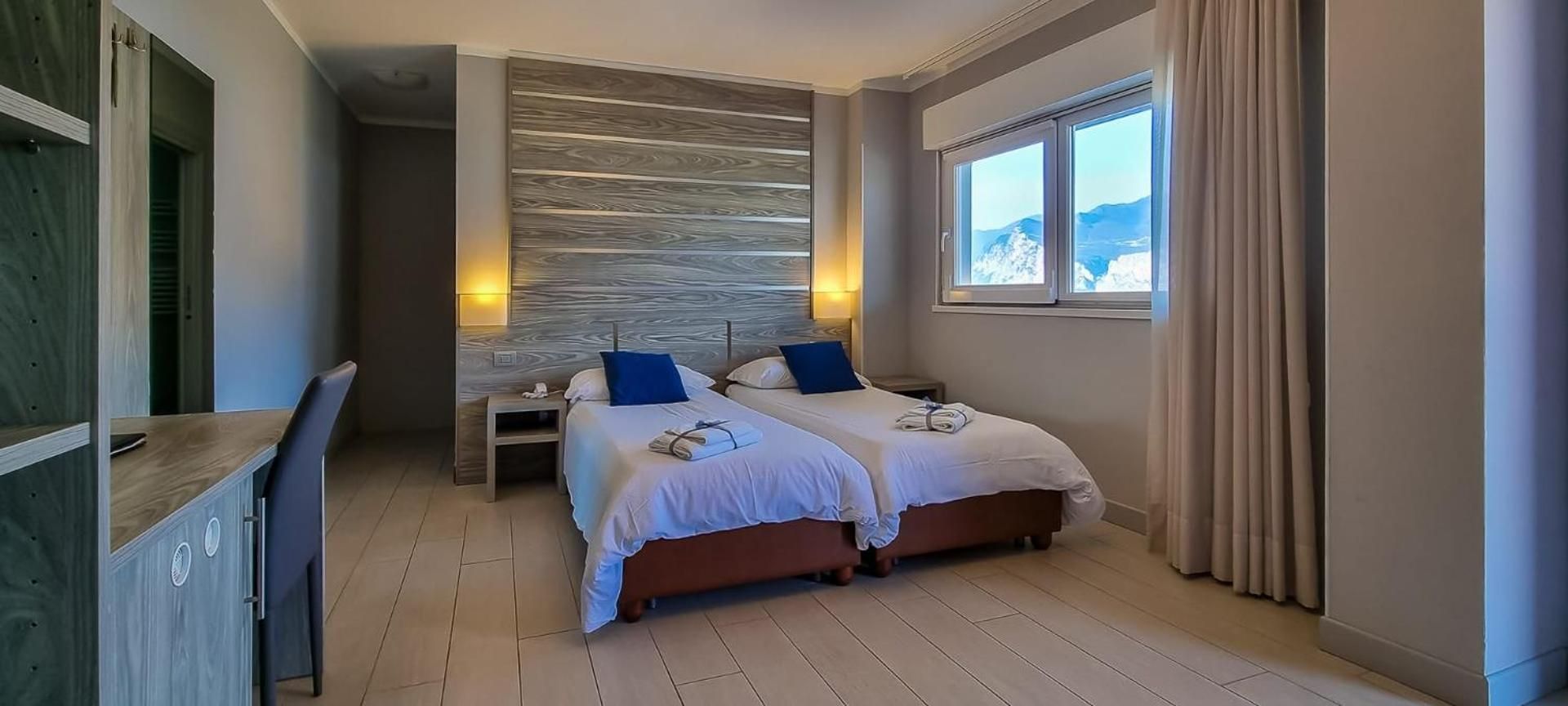 Superior Family Room with Lake View (2 Adults + 1 Child)