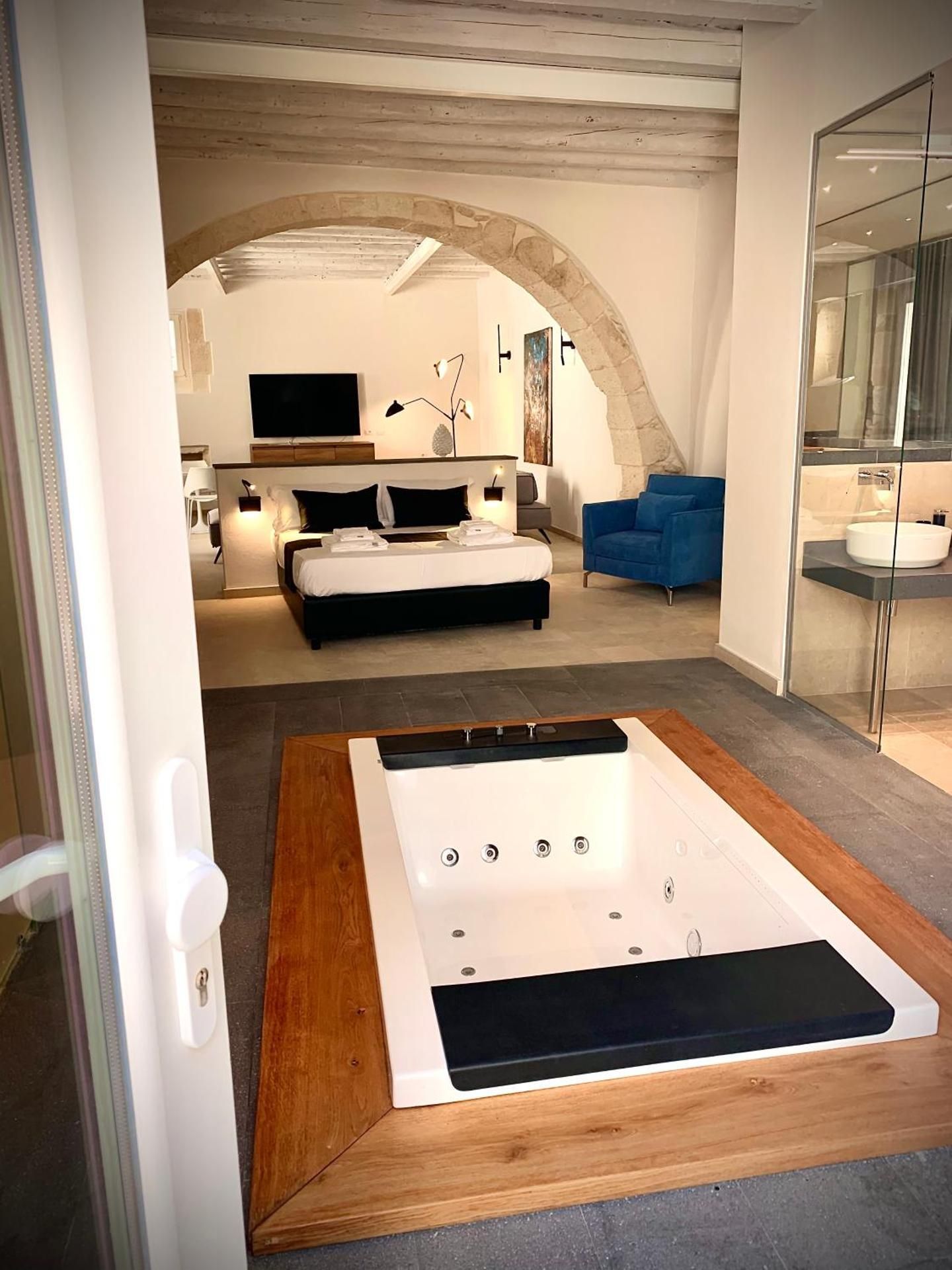 DELUXE APARTMENT