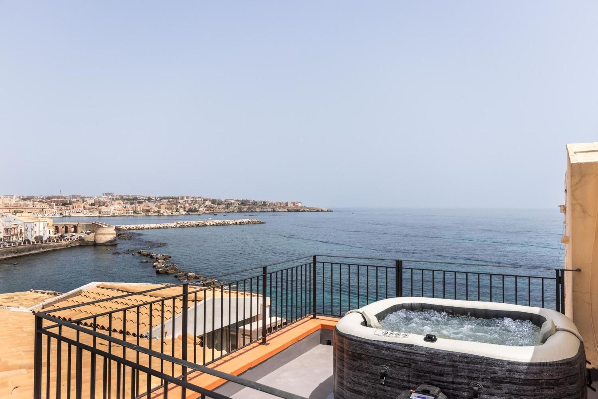 Superior One Bedroom Apartment with Terrace and Sea View and Jacuzzi