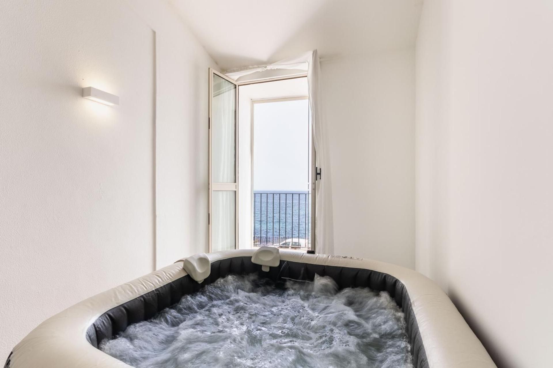 Two-Bedroom Apartment with Sea View and Jacuzzi
