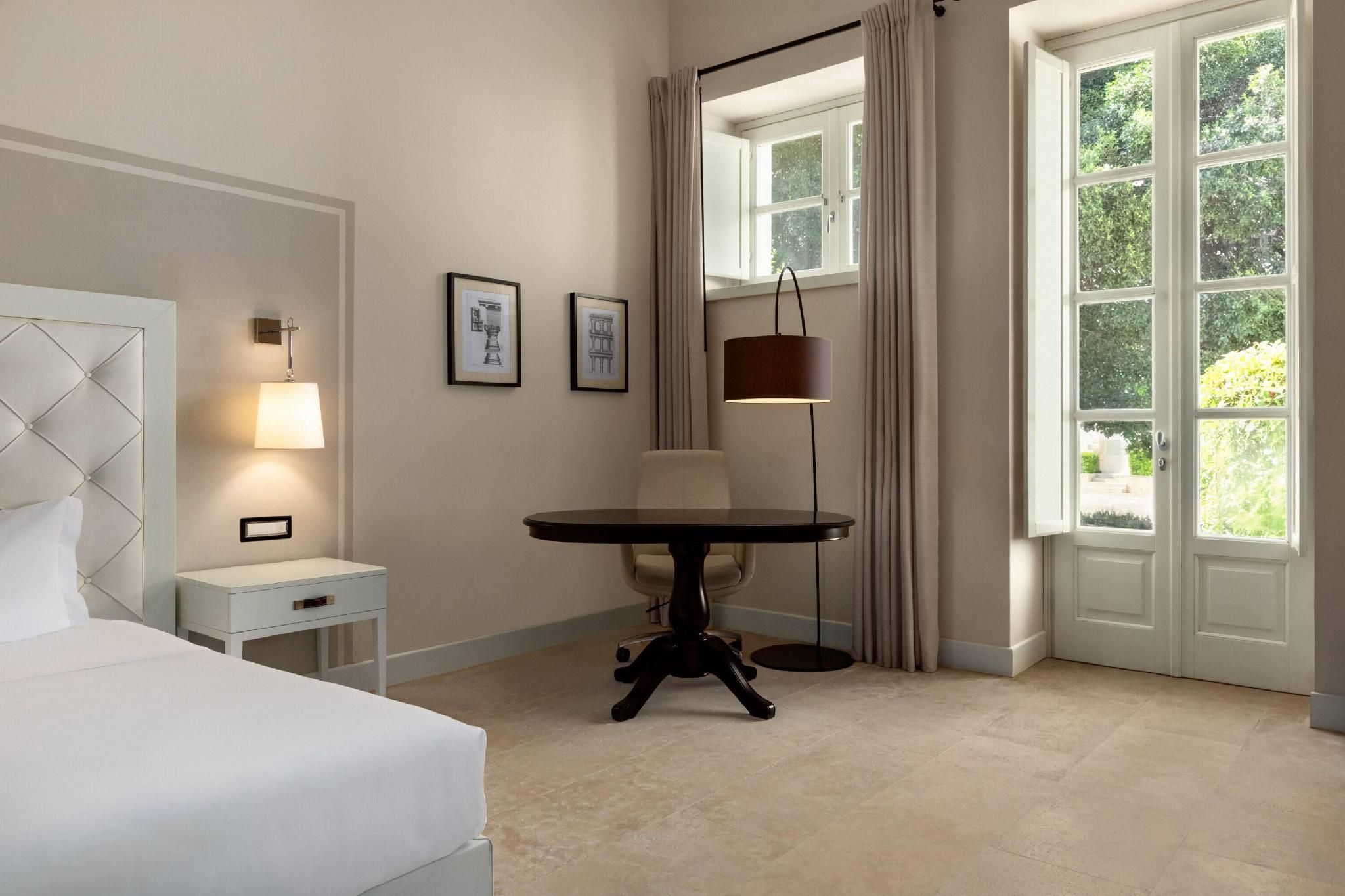 1 Queen Bed, Junior Suite