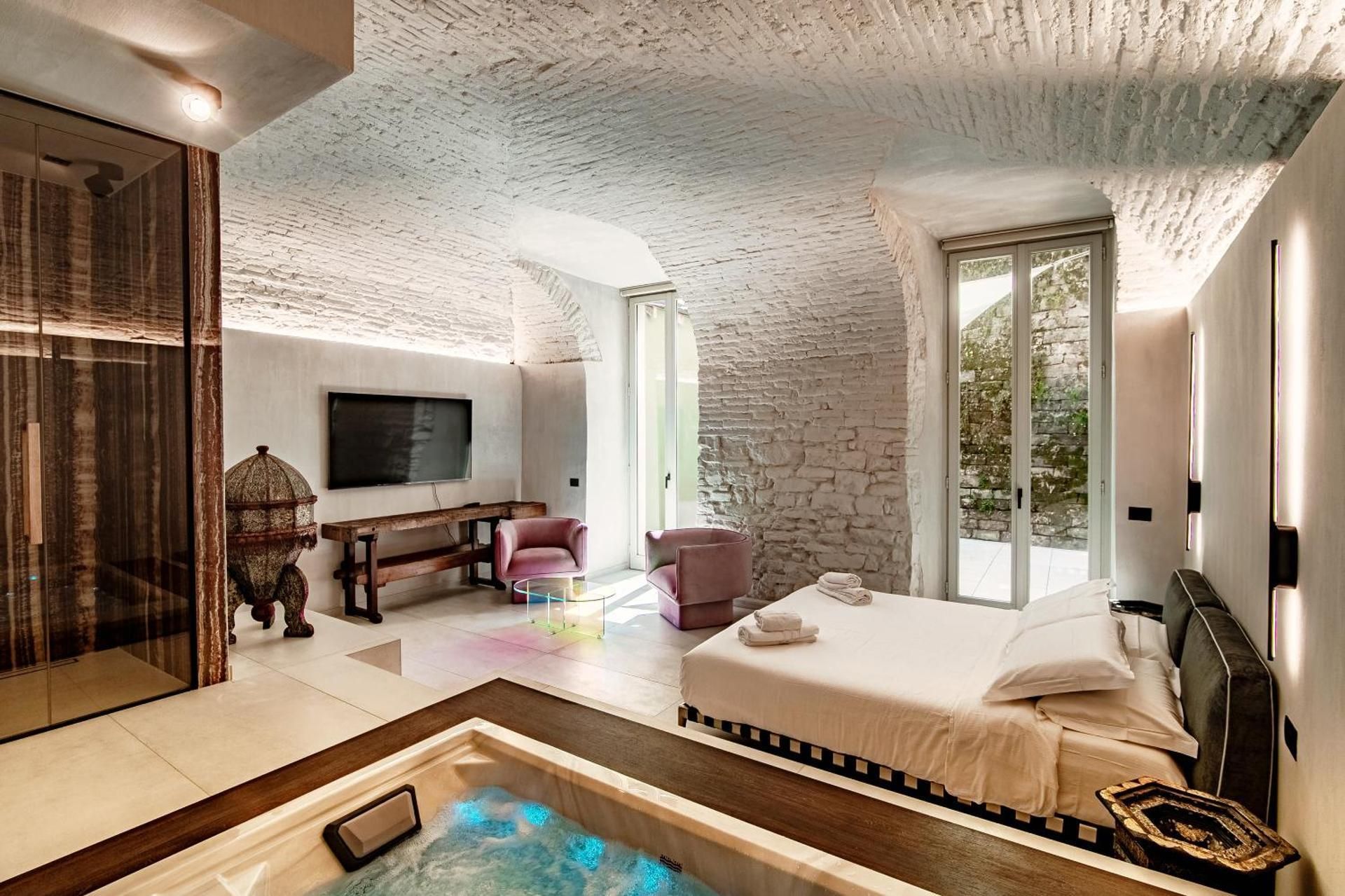 Deluxe Suite with Spa Bath
