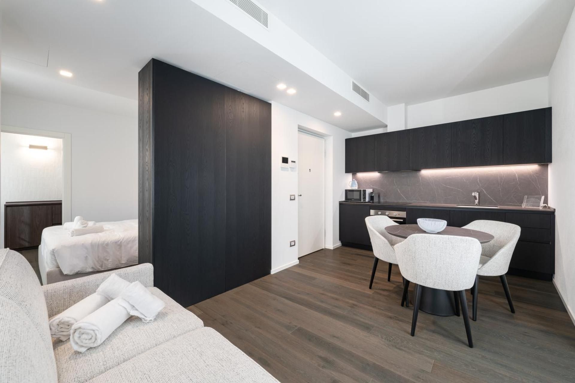 Palazzo La Cortesella - Modern Design & Central Location One-Bedroom Apartment