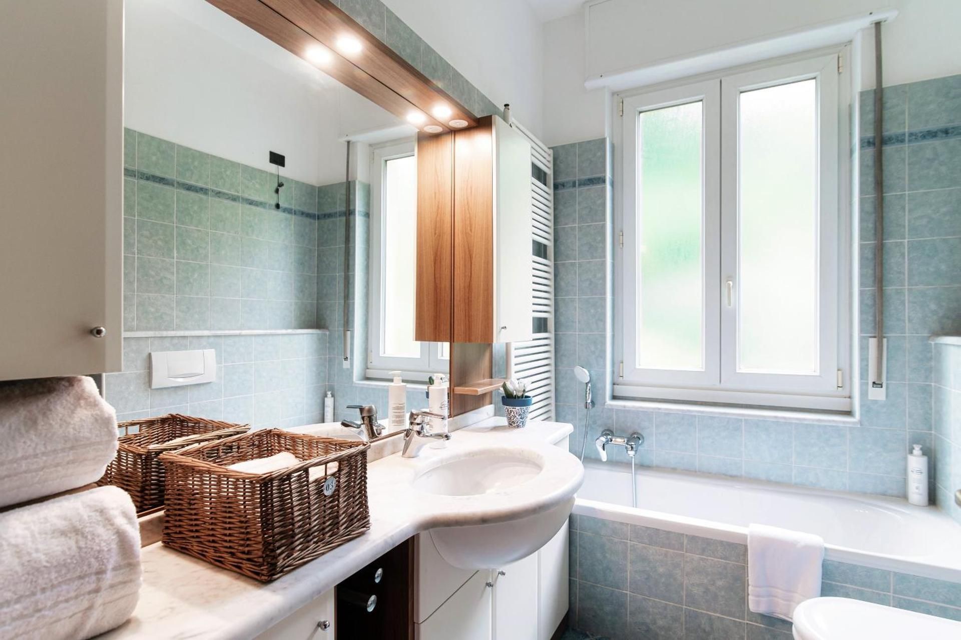 Zamenhof 9 - by MyHomeInComo Two-Bedroom Apartment 2