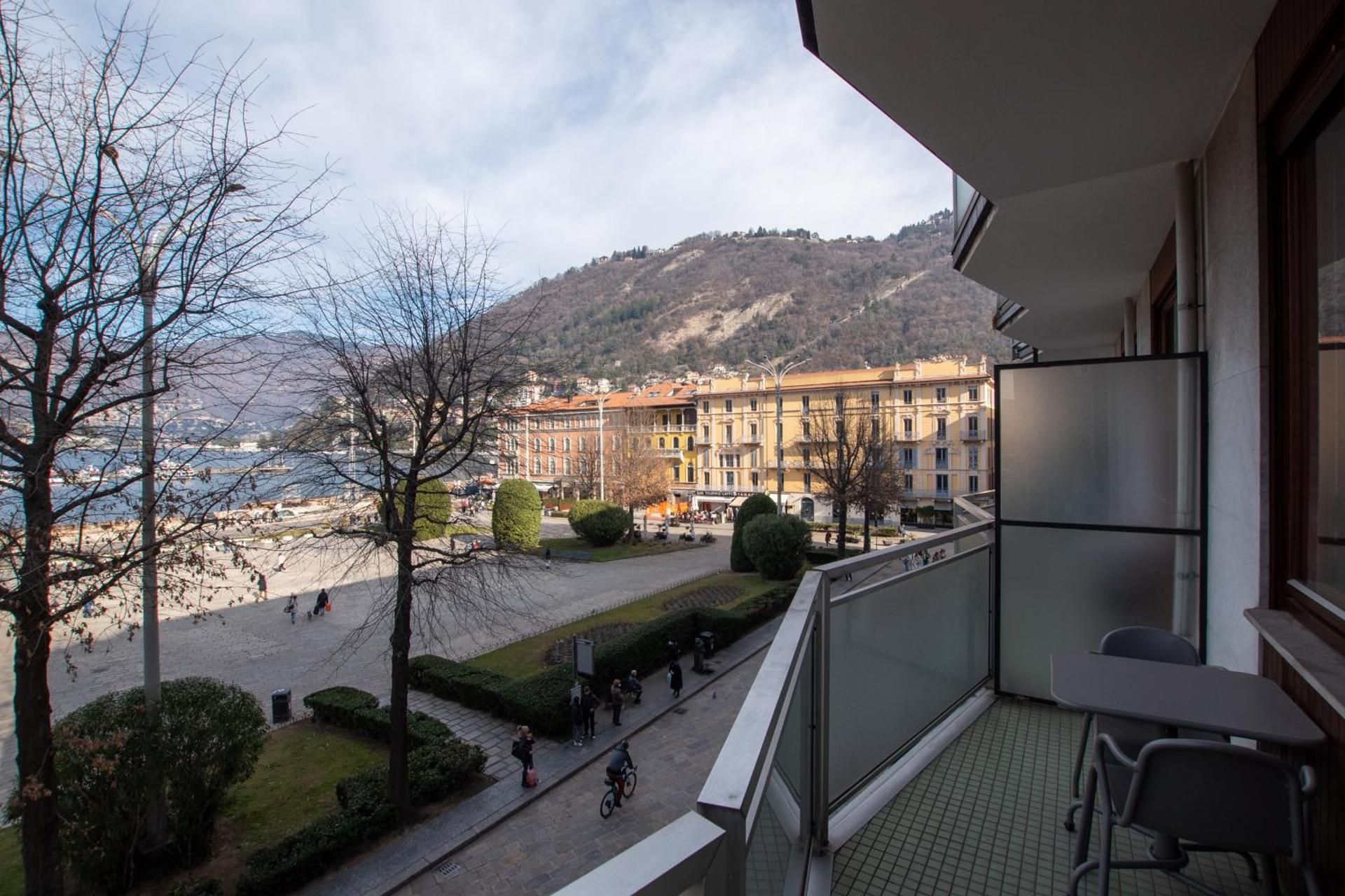 Superior One-Bedroom Apartment with Lake View - Via Giocondo Albertolli  22