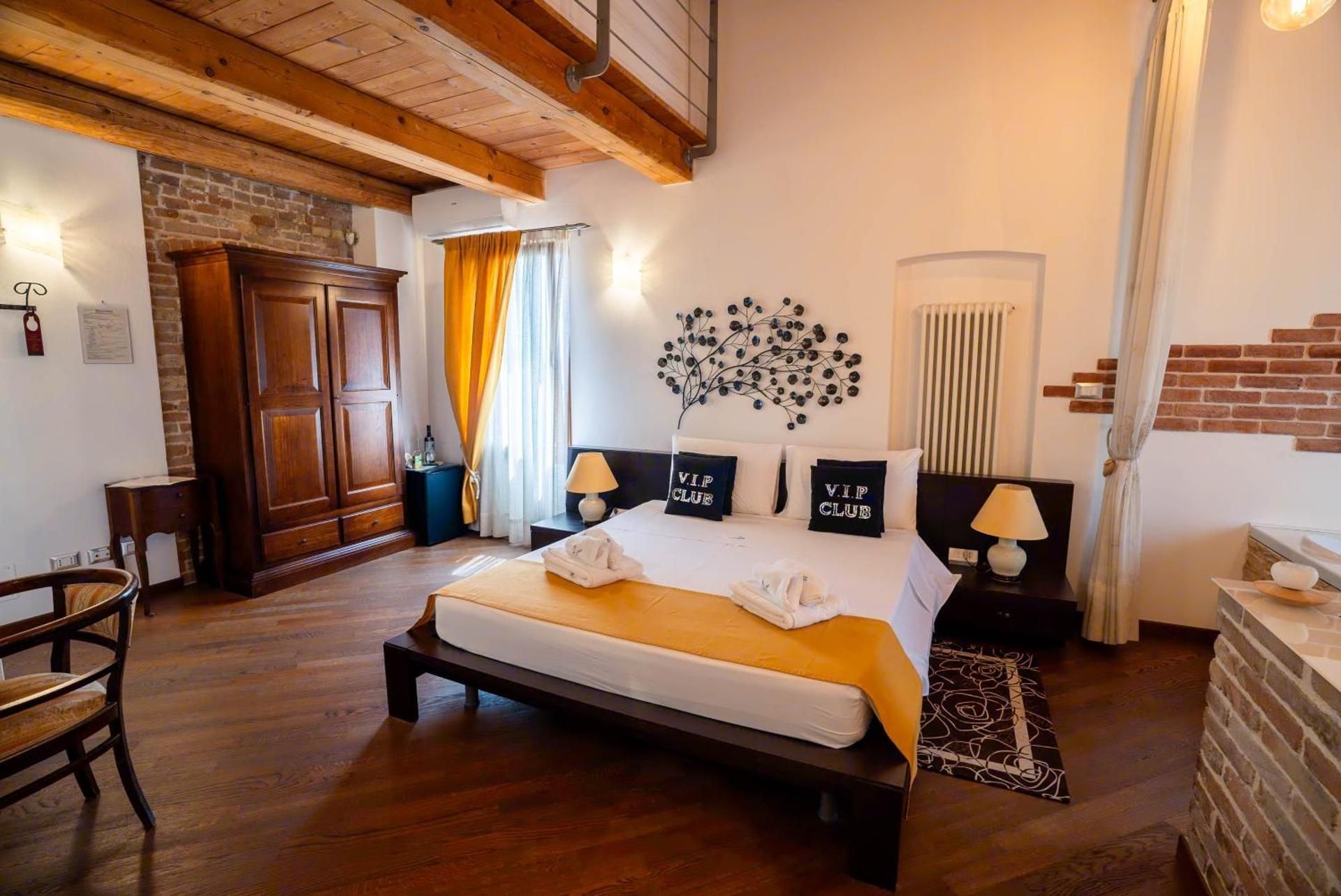 Deluxe Suite with Spa Bath