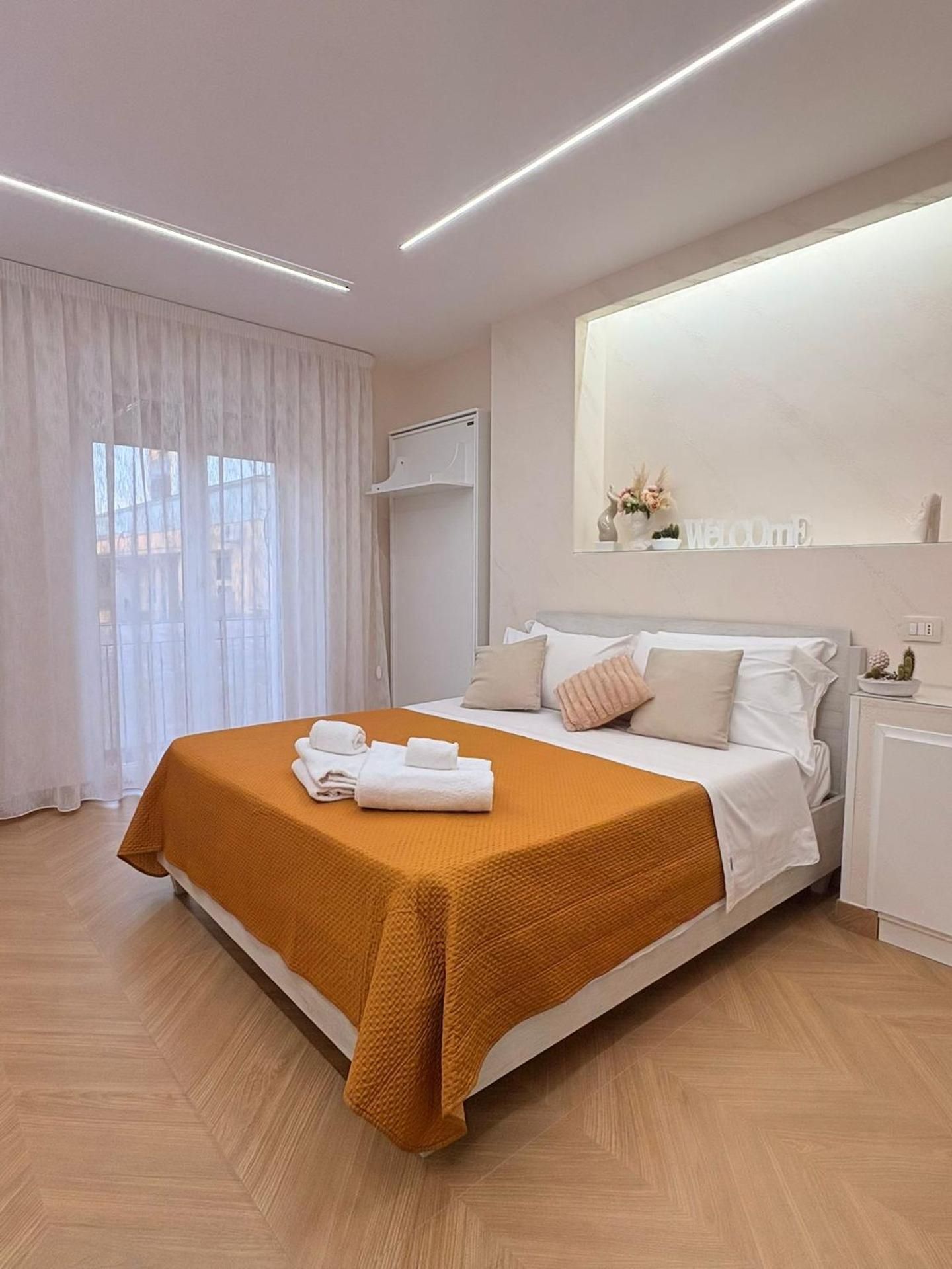 Max Fox Suite