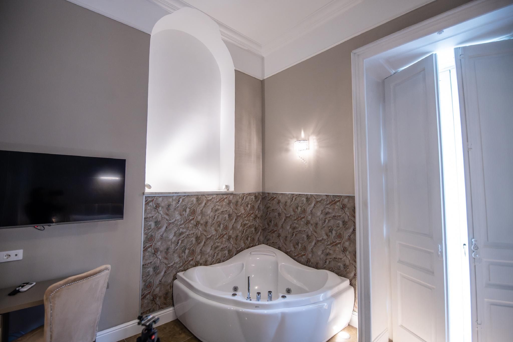 Grand Suite with Outdoor Hot Tub