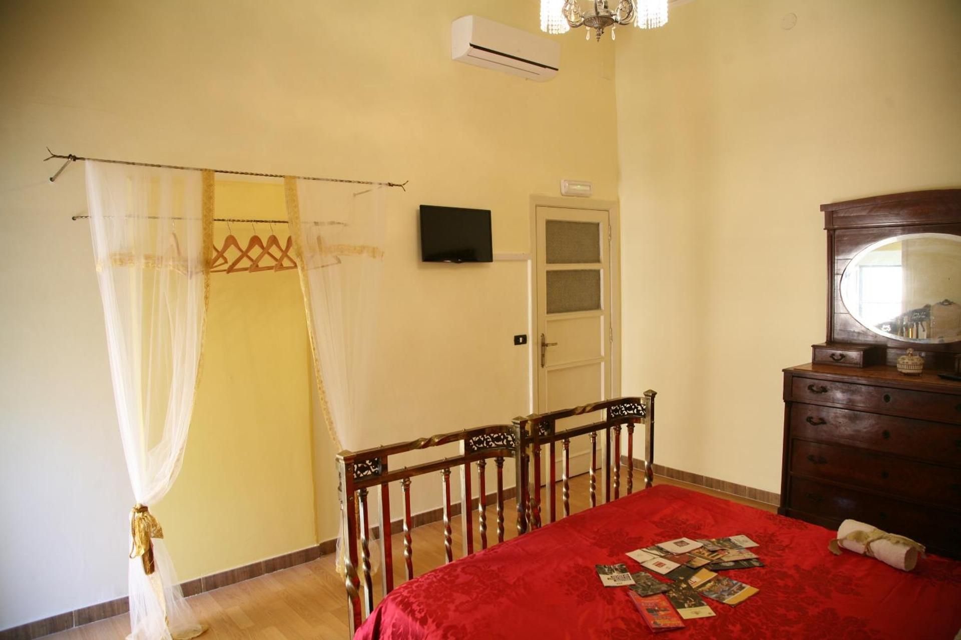 Napoli Retro Double Room with Shared Bathroom 3