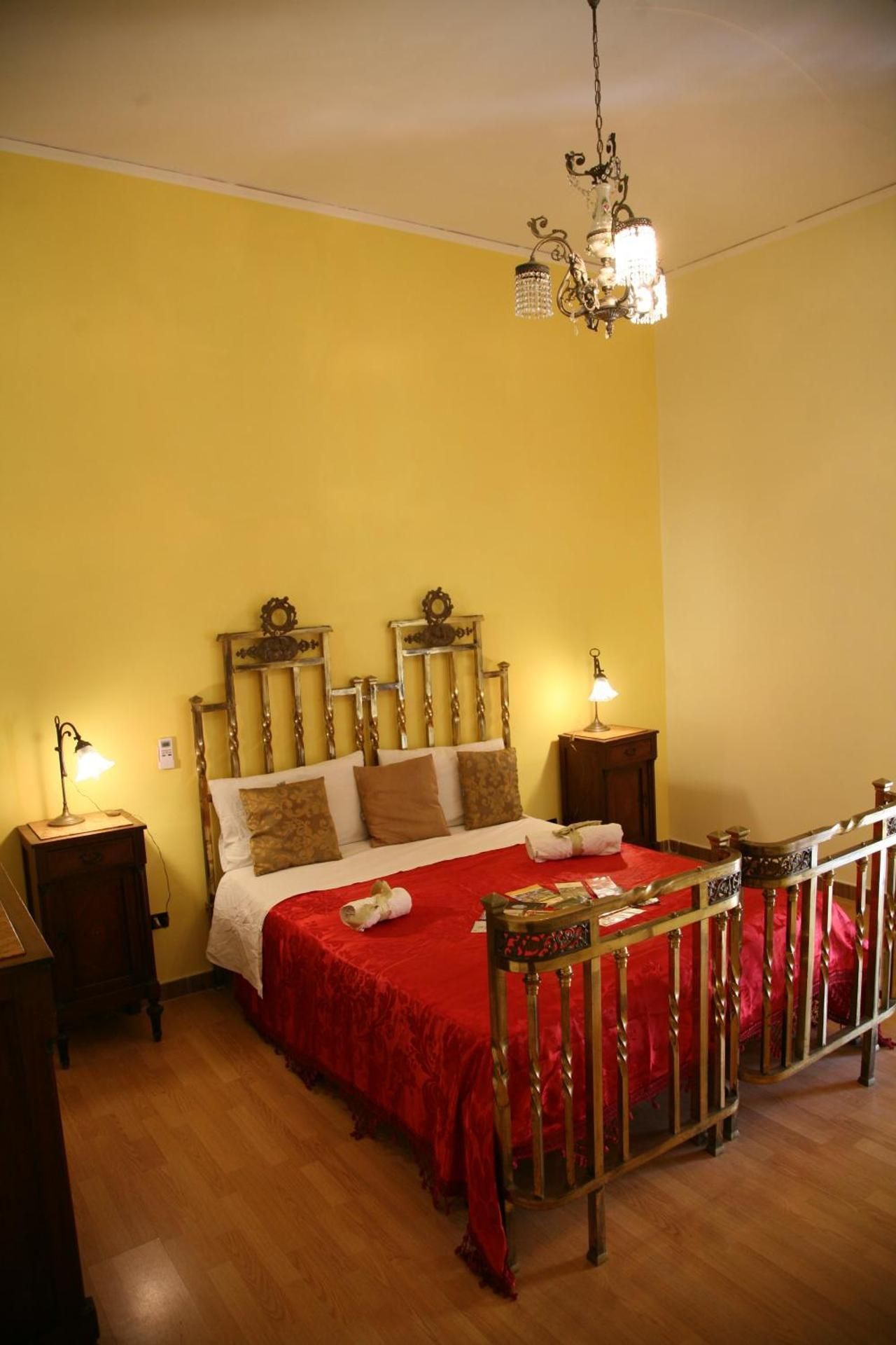 Napoli Retro Double Room with Shared Bathroom 2