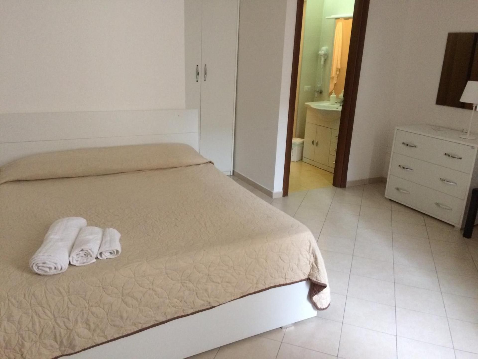 Deluxe Double Room (2 Adults + 1 Child)