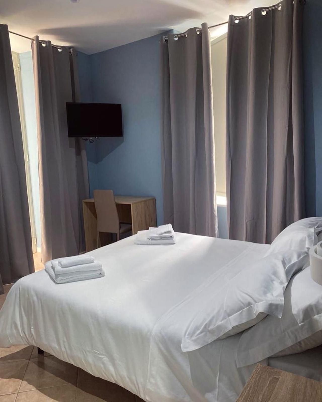 Domus Pisanelli Large Double Room 2